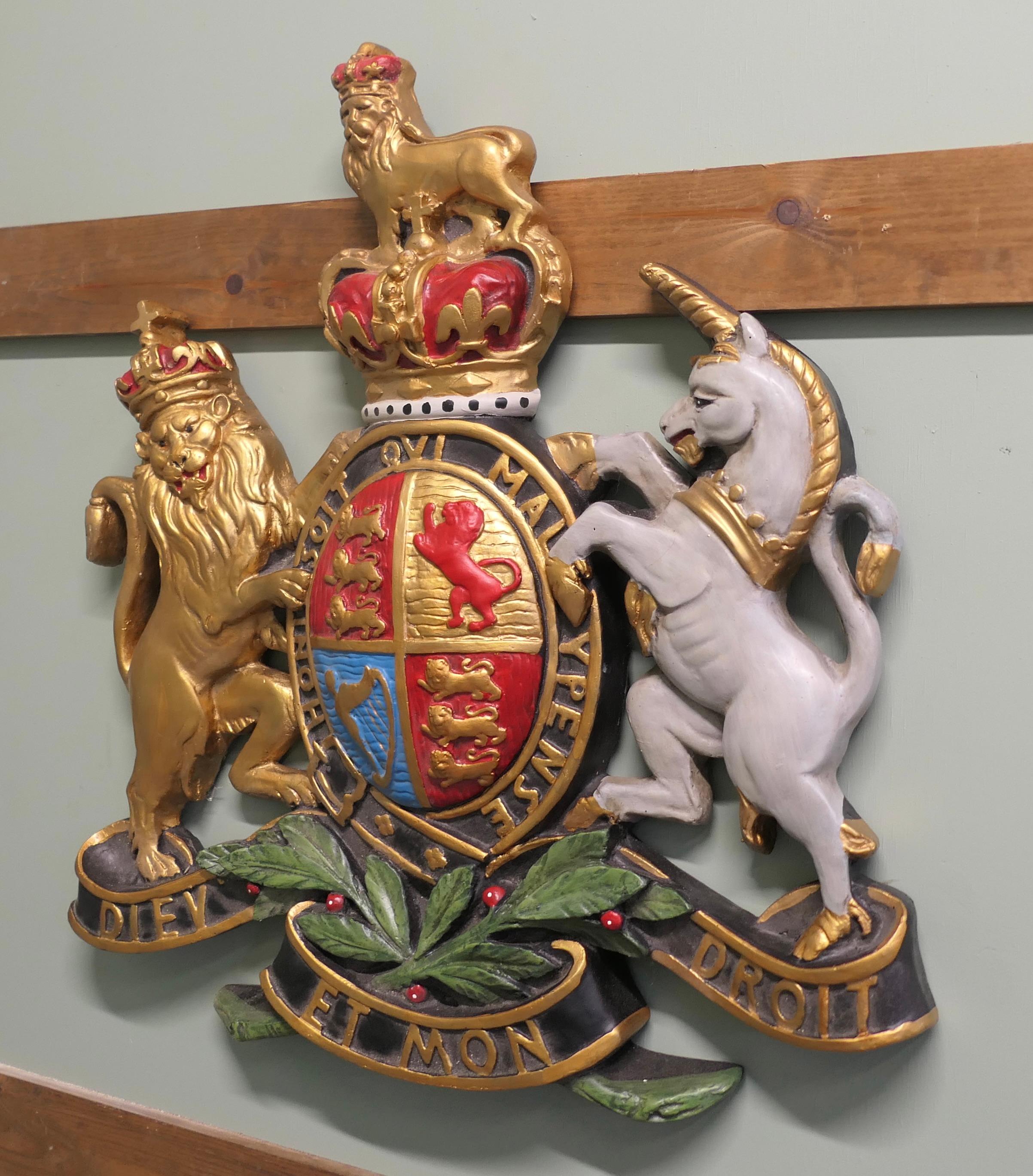 Mid-Century moderno Placca da parete con stemma reale britannico Si tratta di un pezzo in scala grande in vendita
