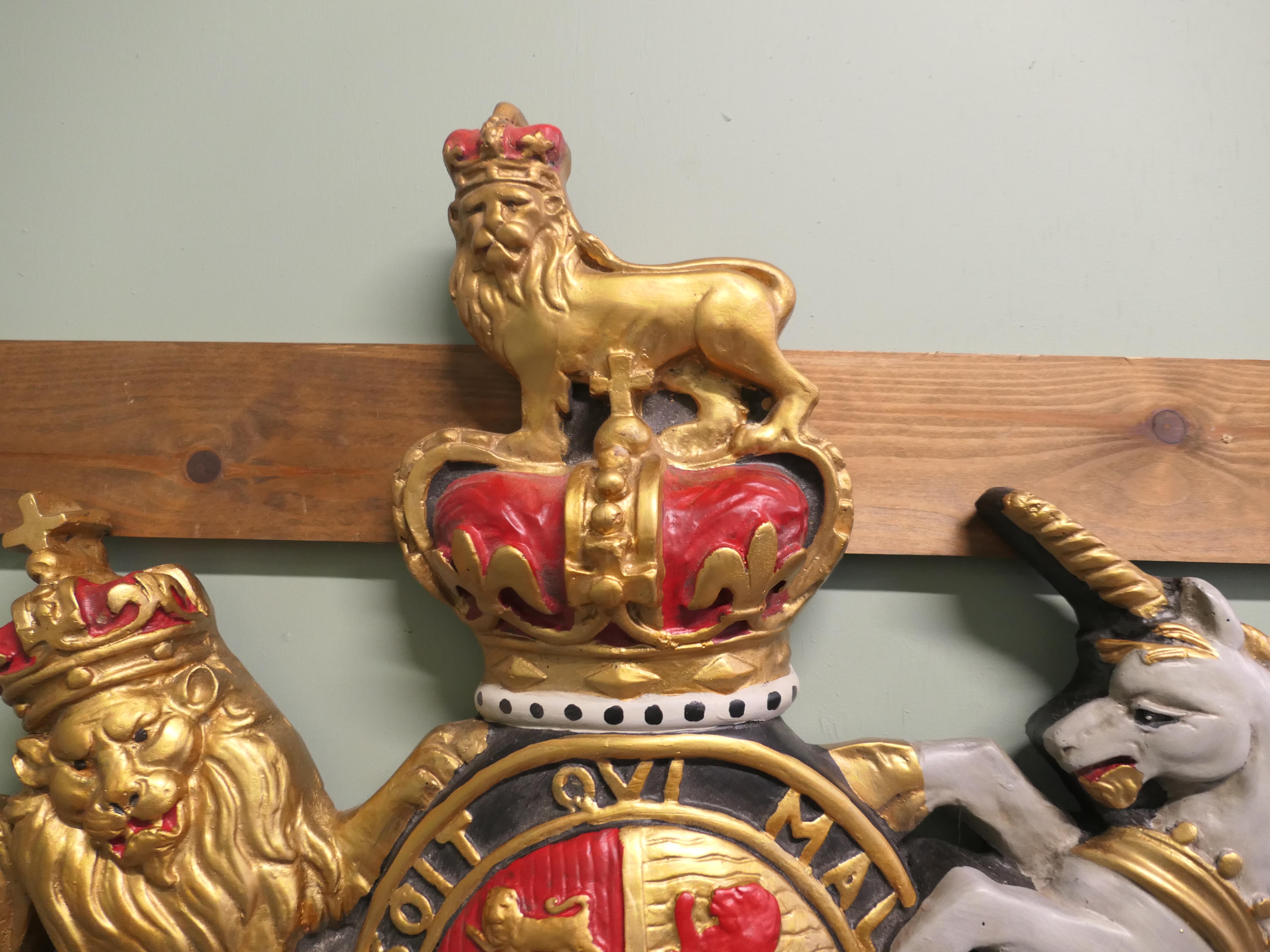 Placca da parete con stemma reale britannico Si tratta di un pezzo in scala grande In condizioni buone in vendita a Godshill, Isle of Wight