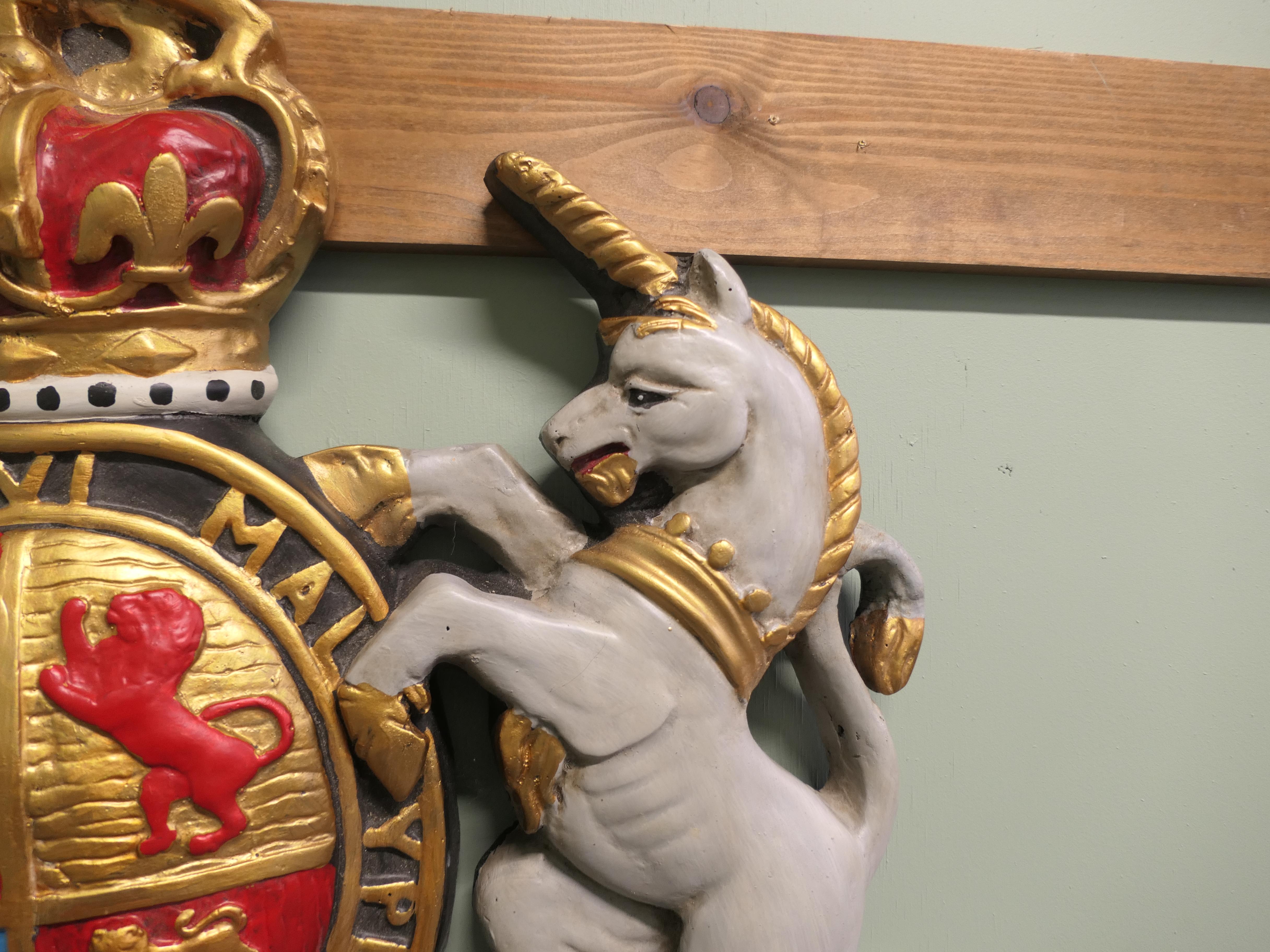 Metà XX secolo Placca da parete con stemma reale britannico Si tratta di un pezzo in scala grande in vendita