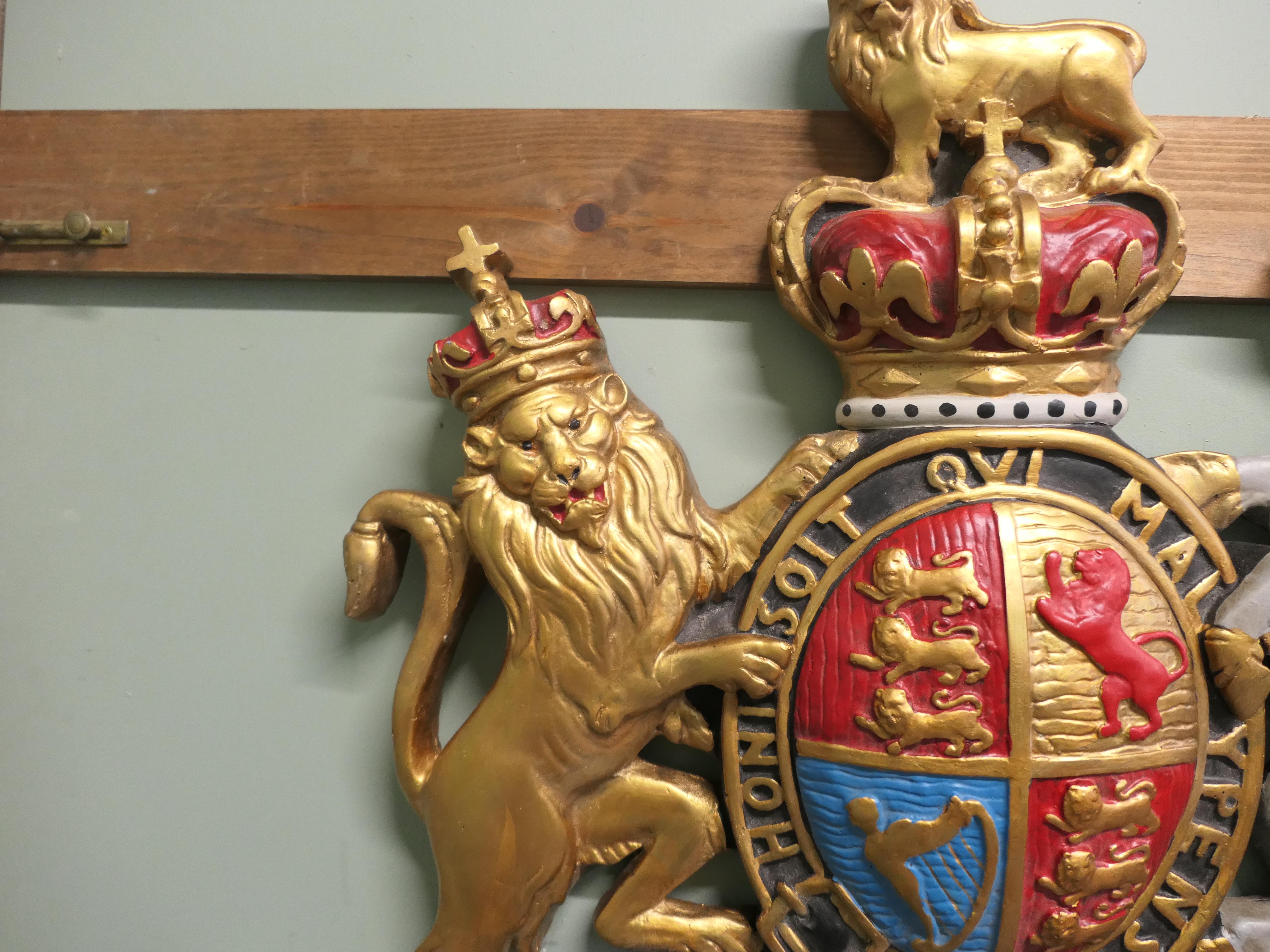 Intonaco Placca da parete con stemma reale britannico Si tratta di un pezzo in scala grande in vendita
