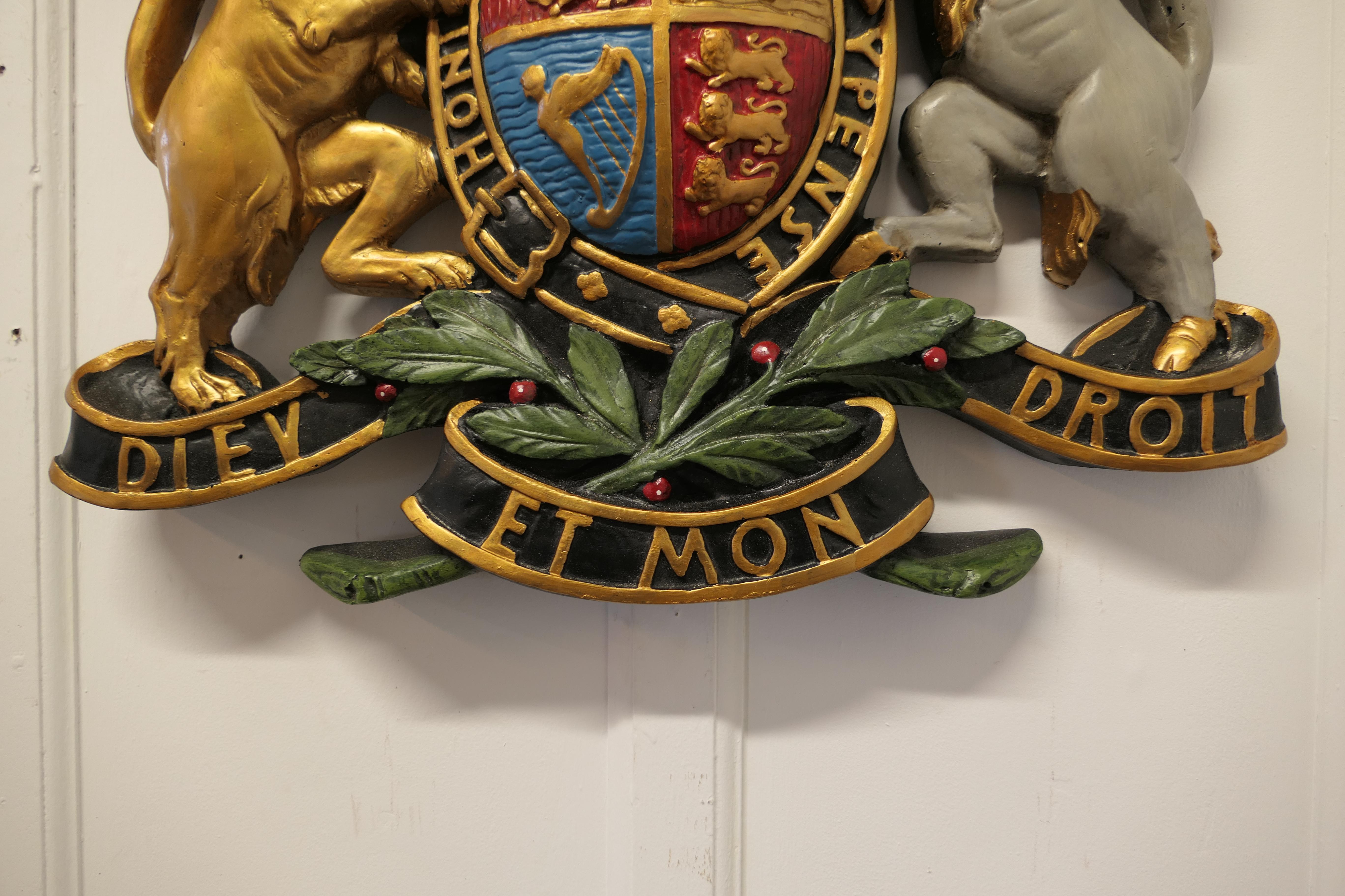 British Royal Coat of Arms Wall Plaque This Is a Large Scale Piece  In Good Condition For Sale In Chillerton, Isle of Wight