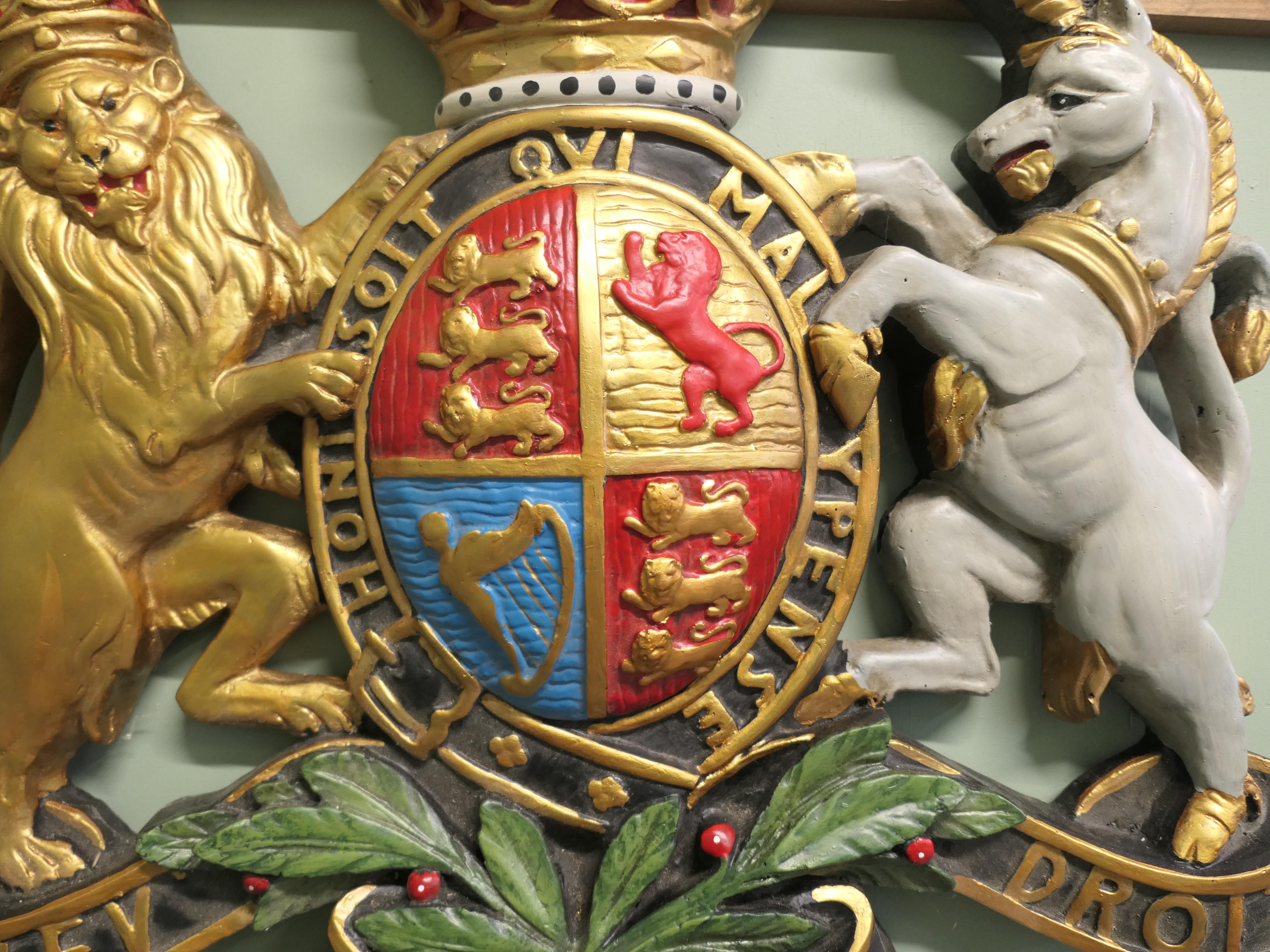 Placca da parete con stemma reale britannico Si tratta di un pezzo in scala grande in vendita 1