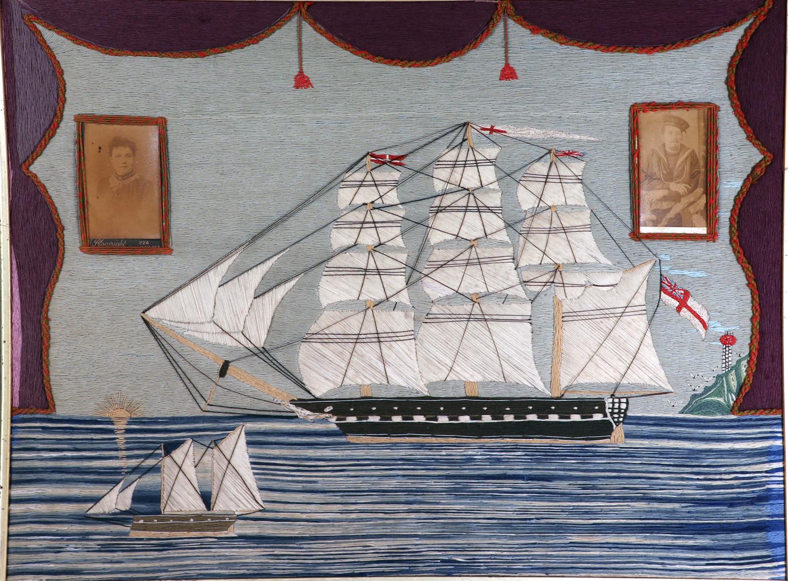 Laine de matelot britannique représentant un navire de la Royal Navy en mer,
Circa 1870

Le lainage de marin ou woolie représente une vue bâbord de la frégate de la Royal Navy sous toutes ses voiles et arborant le White Ensign.  Le navire navigue