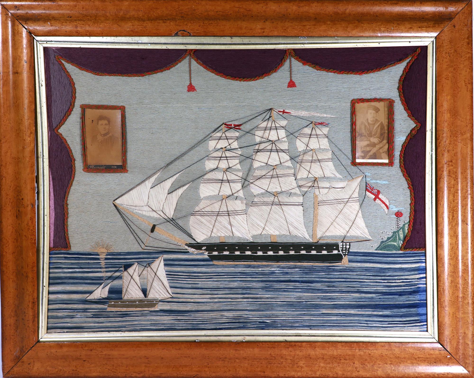 British Sailor's Woolwork of Royal Navy Ship at Sea,
CIRCA 1870

Die Seemannswolle zeigt eine Backbordansicht der Fregatte der Royal Navy unter vollen Segeln und mit der Weißen Flagge.  Das Schiff segelt auf einem wellenförmigen Meer, das in blauen