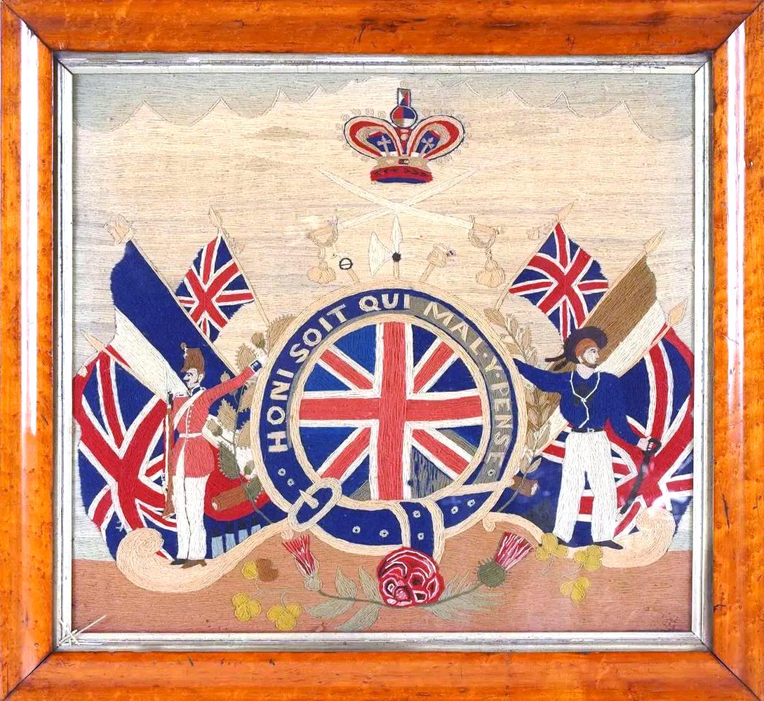 British Sailor's Woolwork,
Mit Motto des Order of The Garter,
Um 1880.

Die ungewöhnliche Seemannswolle zeigt einen Soldaten und einen Matrosen, die mit einer Hand auf ein kreisförmiges Gerät in Form eines Strumpfbandes zeigen, in dem der Union Jack