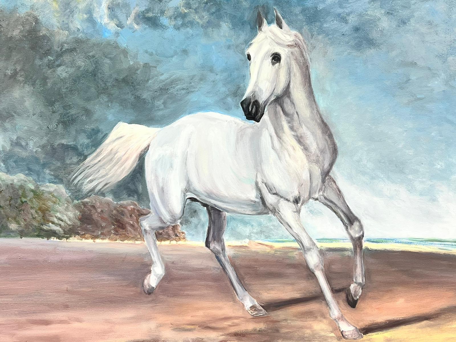 Cavallo bianco arabo che saltella nel paesaggio, enorme dipinto ad olio originale - Painting Moderno di British School