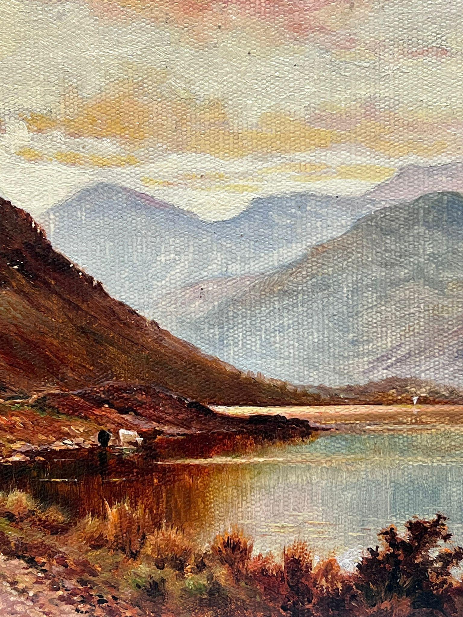 Huile ancienne signée : Scène de loch au coucher du soleil, abreuvage du bétail, Scottish Highlands  - Painting de British School 