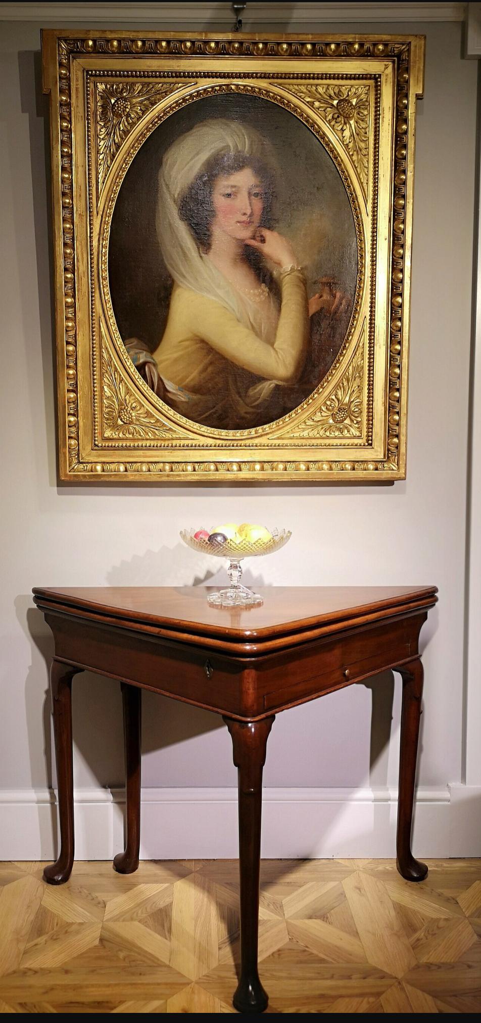 Ritratto a mezzo busto di una giovane donna, in costume alla turca e con un doppio filo di perle grandi e lucenti. La donna è immersa in un pensiero un po' pensoso, con la mano destra leggermente appoggiata al mento e la mano sinistra che stringe