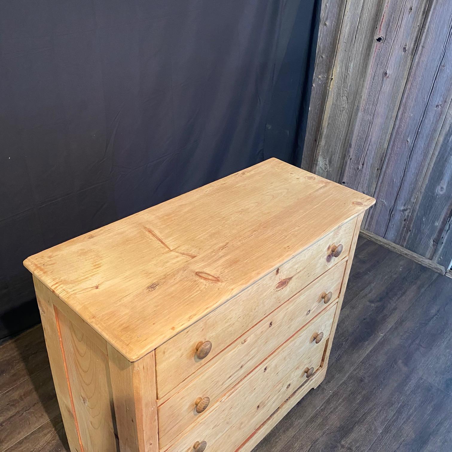 English British Scrubbed Pine Chest of Drawers Dresser or Commode For Sale