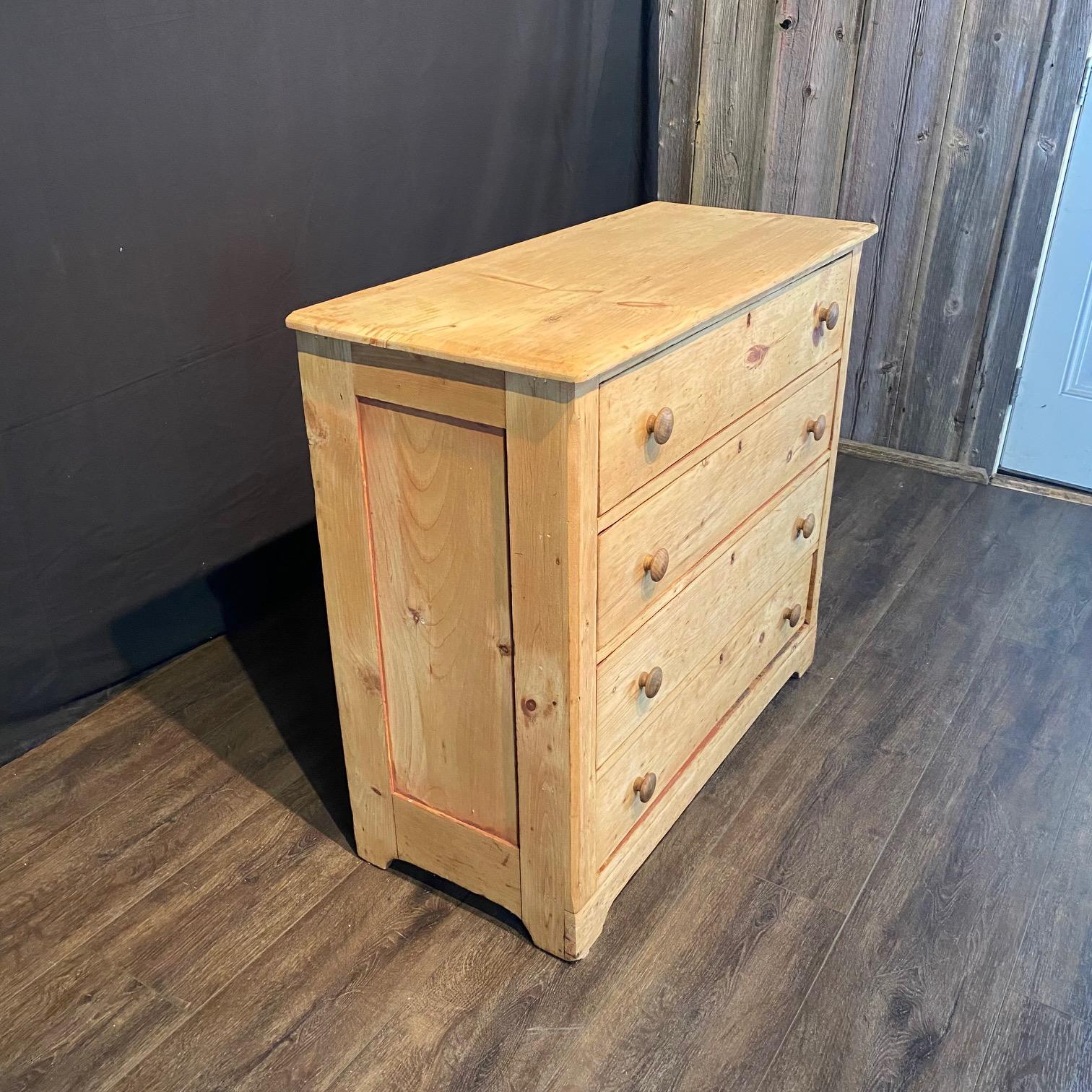 British Scrubbed Pine Chest of Drawers Dresser or Commode In Good Condition For Sale In Hopewell, NJ