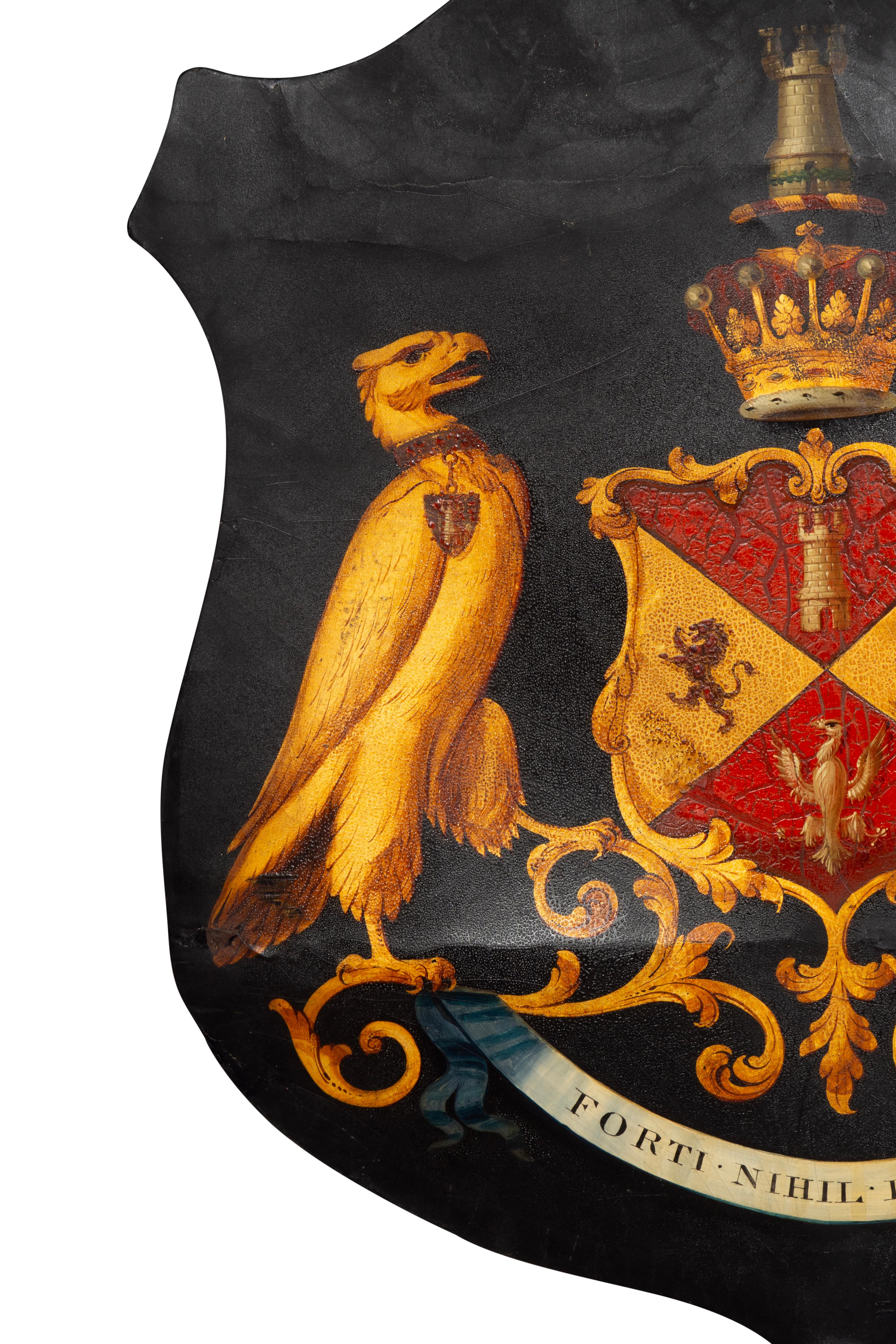 Papier mâché peint et doré et bois. Décoratif avec l'écusson de Beaconsfield. Benjamin Disraeli, 1er comte de Beaconsfield, est un homme d'État britannique, ministre conservateur, deux fois premier ministre et seul premier ministre juif