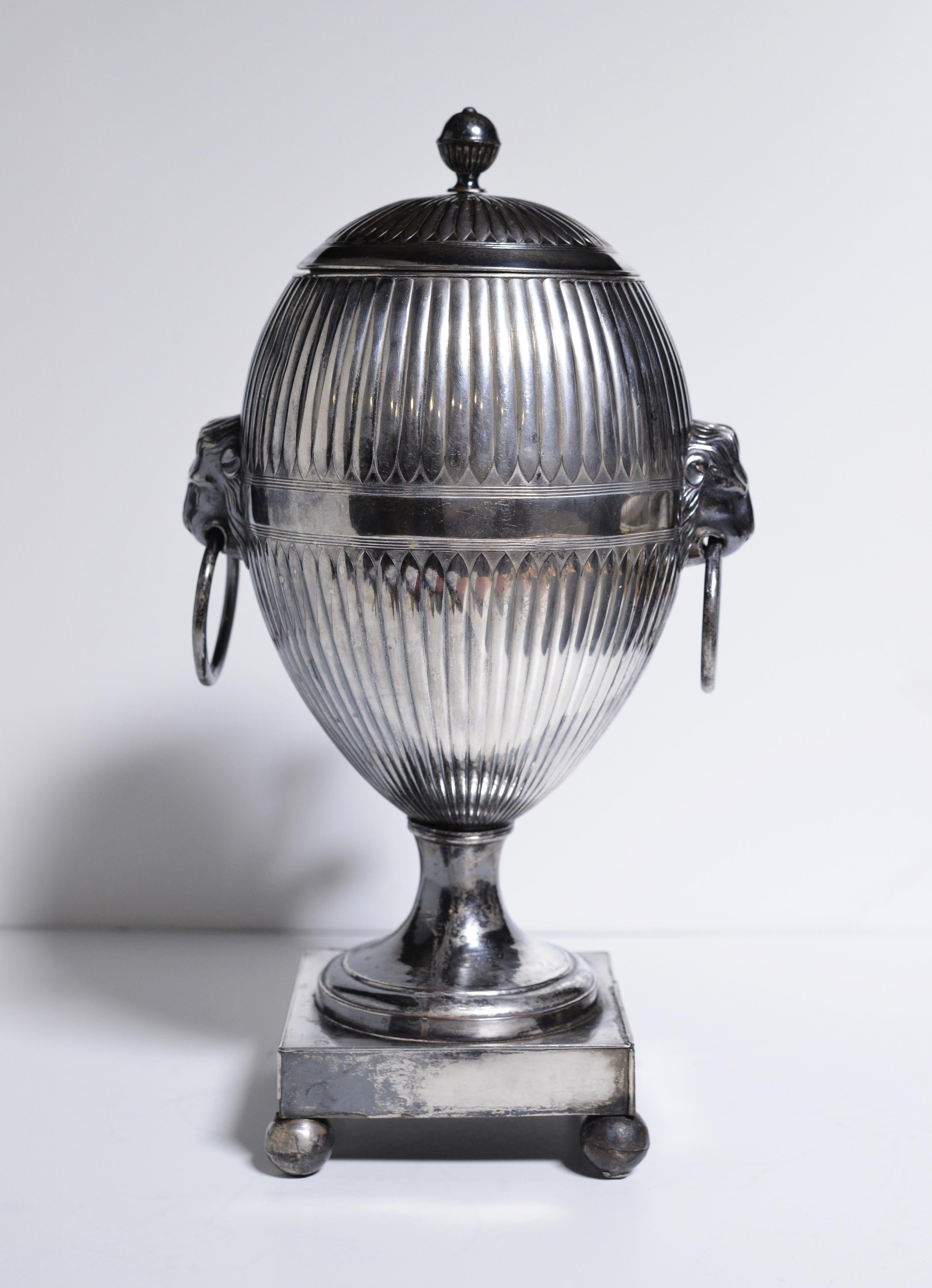 Stile impero Samovar da tè britannico placcato in argento del XIX secolo a forma di uovo con teste di leone in vendita