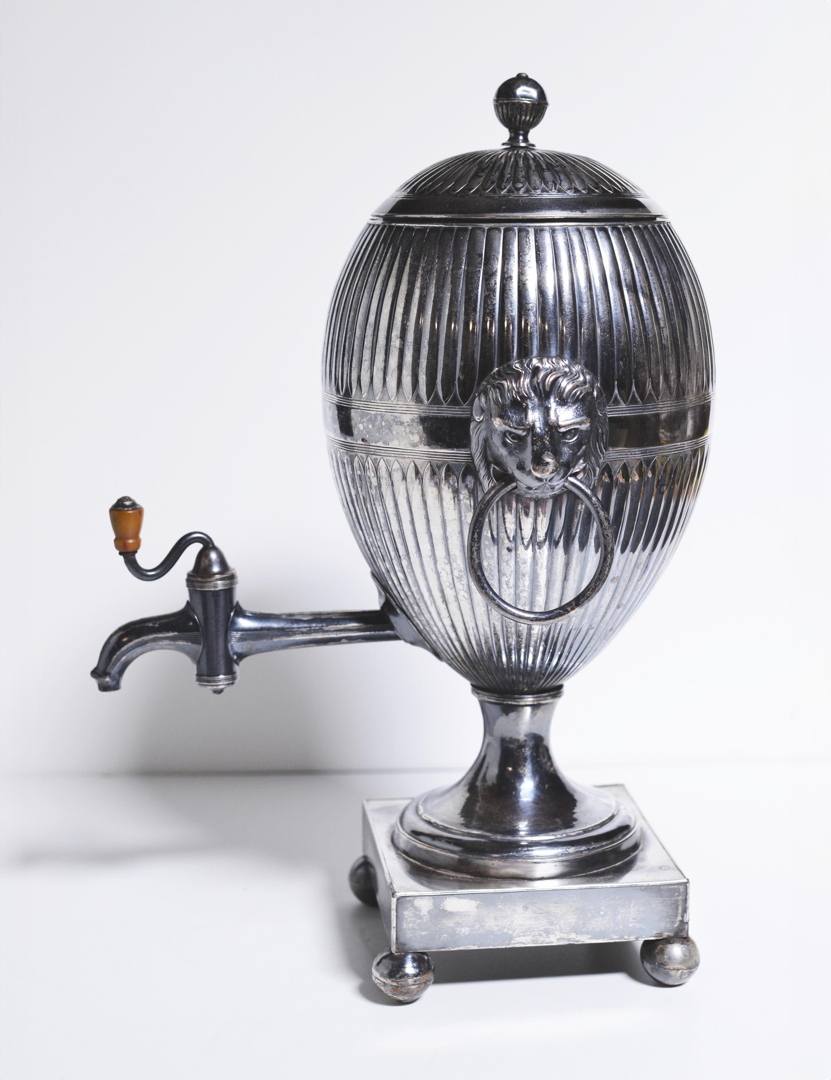Britannico Samovar da tè britannico placcato in argento del XIX secolo a forma di uovo con teste di leone in vendita
