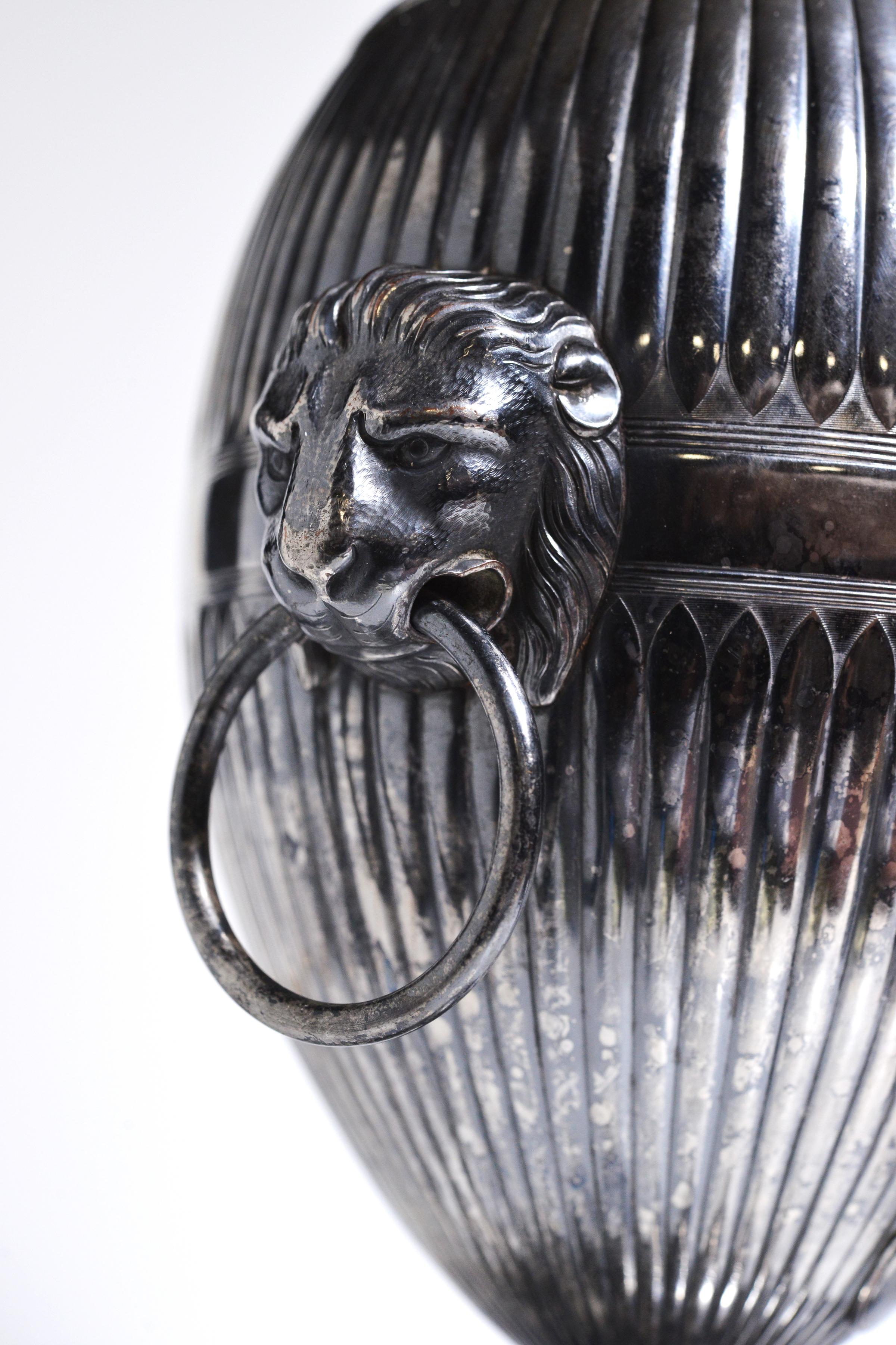 Fatto a mano Samovar da tè britannico placcato in argento del XIX secolo a forma di uovo con teste di leone in vendita