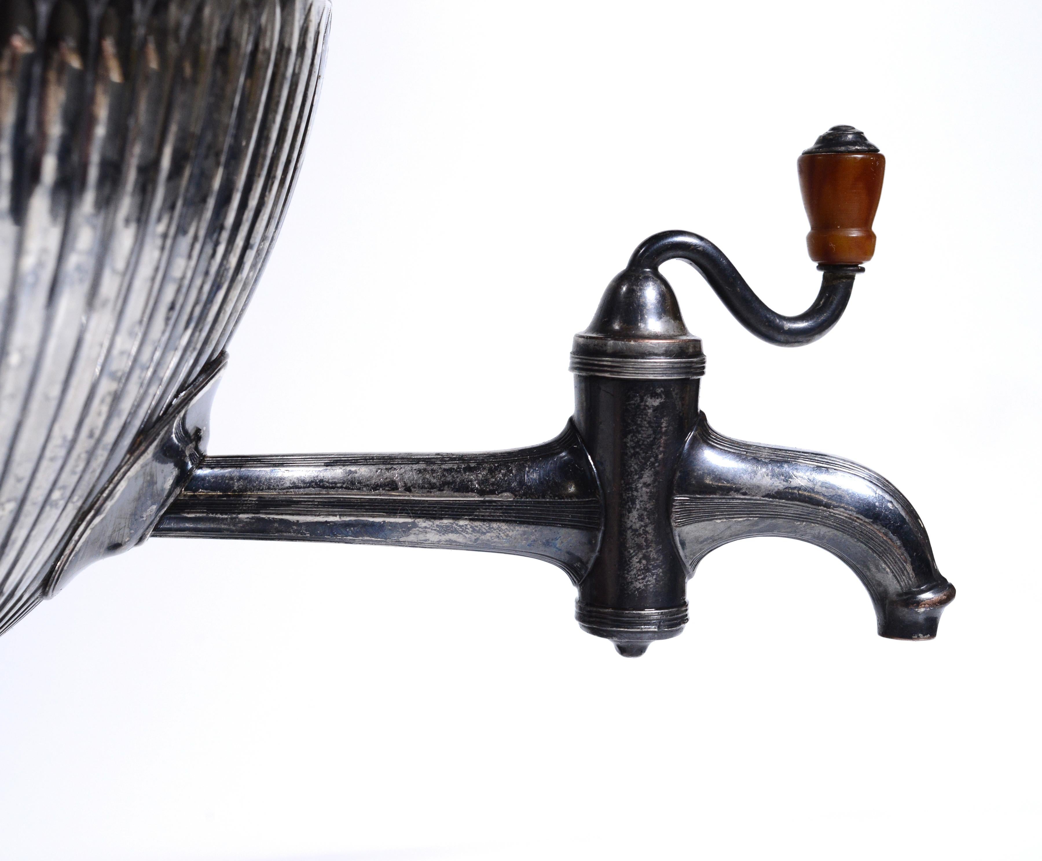 Samovar da tè britannico placcato in argento del XIX secolo a forma di uovo con teste di leone In condizioni buone in vendita a Sweden, SE