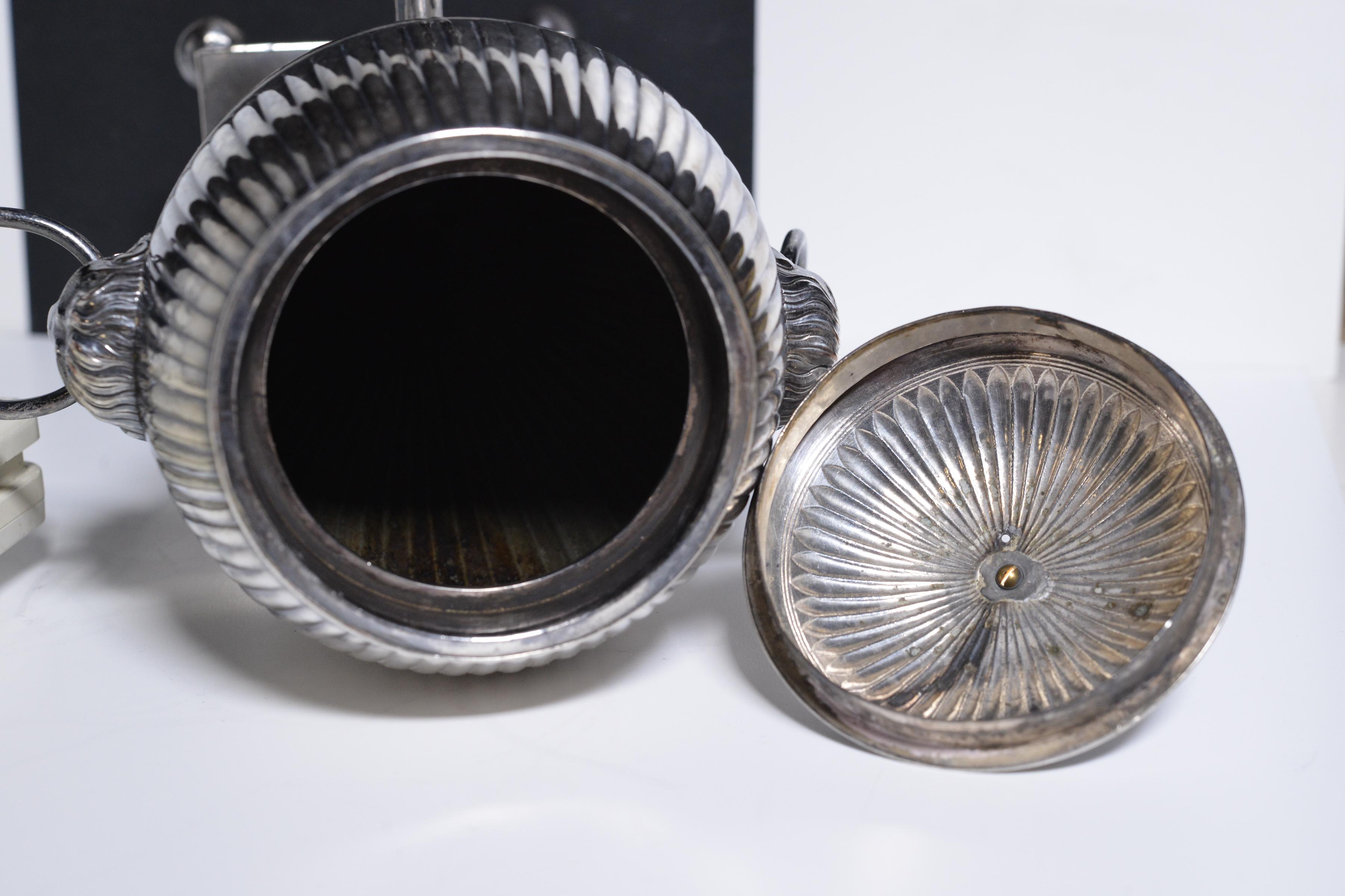 Placcato argento Samovar da tè britannico placcato in argento del XIX secolo a forma di uovo con teste di leone in vendita