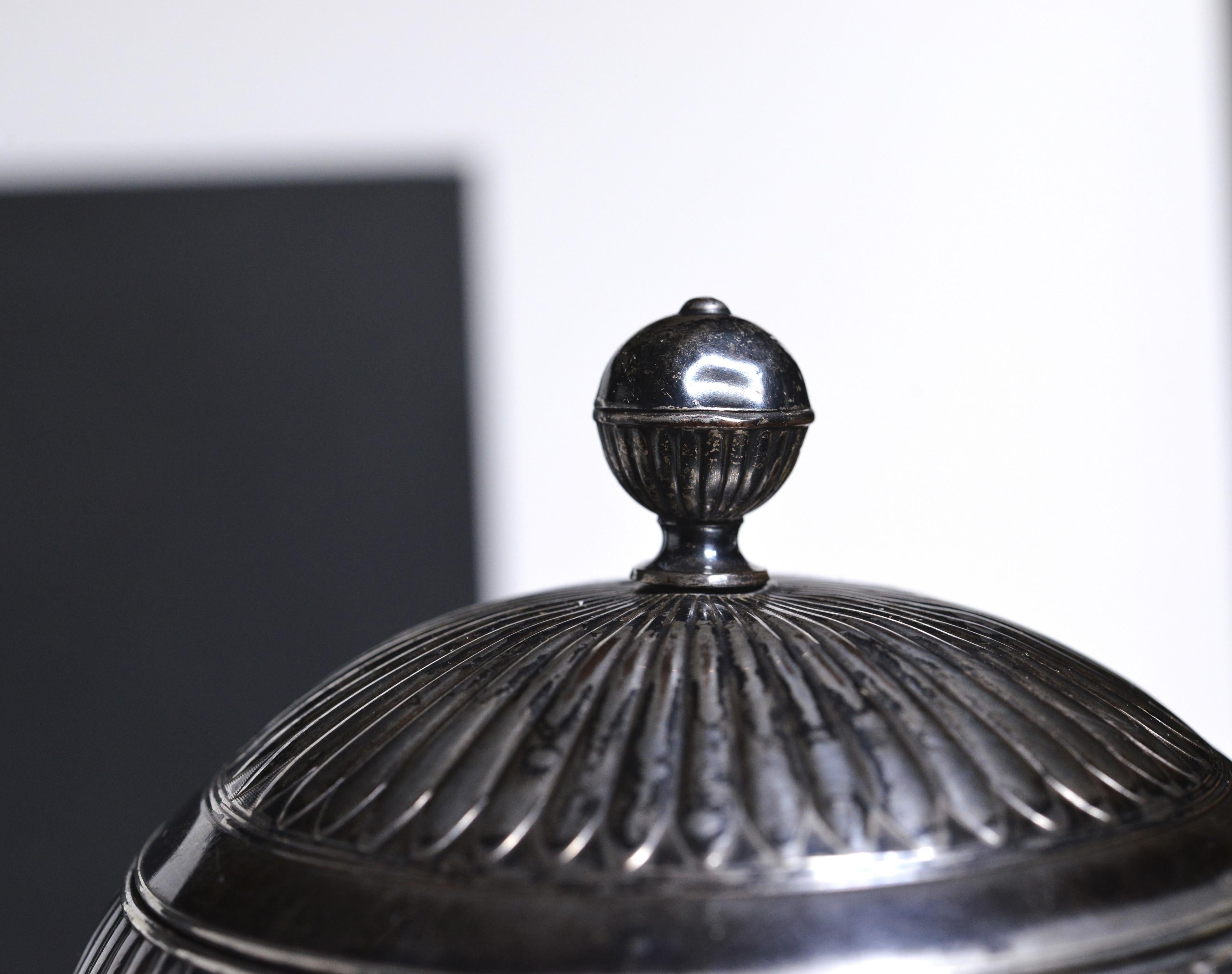 Samovar da tè britannico placcato in argento del XIX secolo a forma di uovo con teste di leone in vendita 1