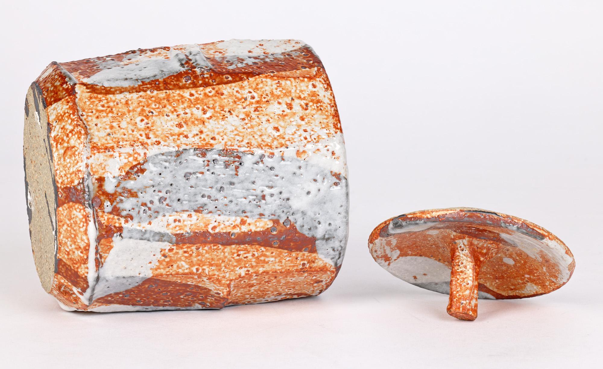 Vase à couvercle de Studio Pottery, émaillé à la soude britannique et à plusieurs côtés en vente 1