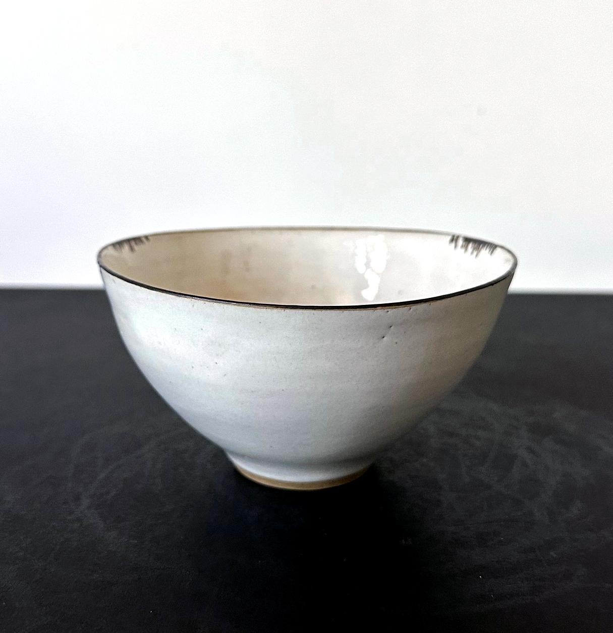 Cuenco de cerámica del Estudio Británico con esmalte de magnesio Lucie Rie Moderno de mediados de siglo en venta