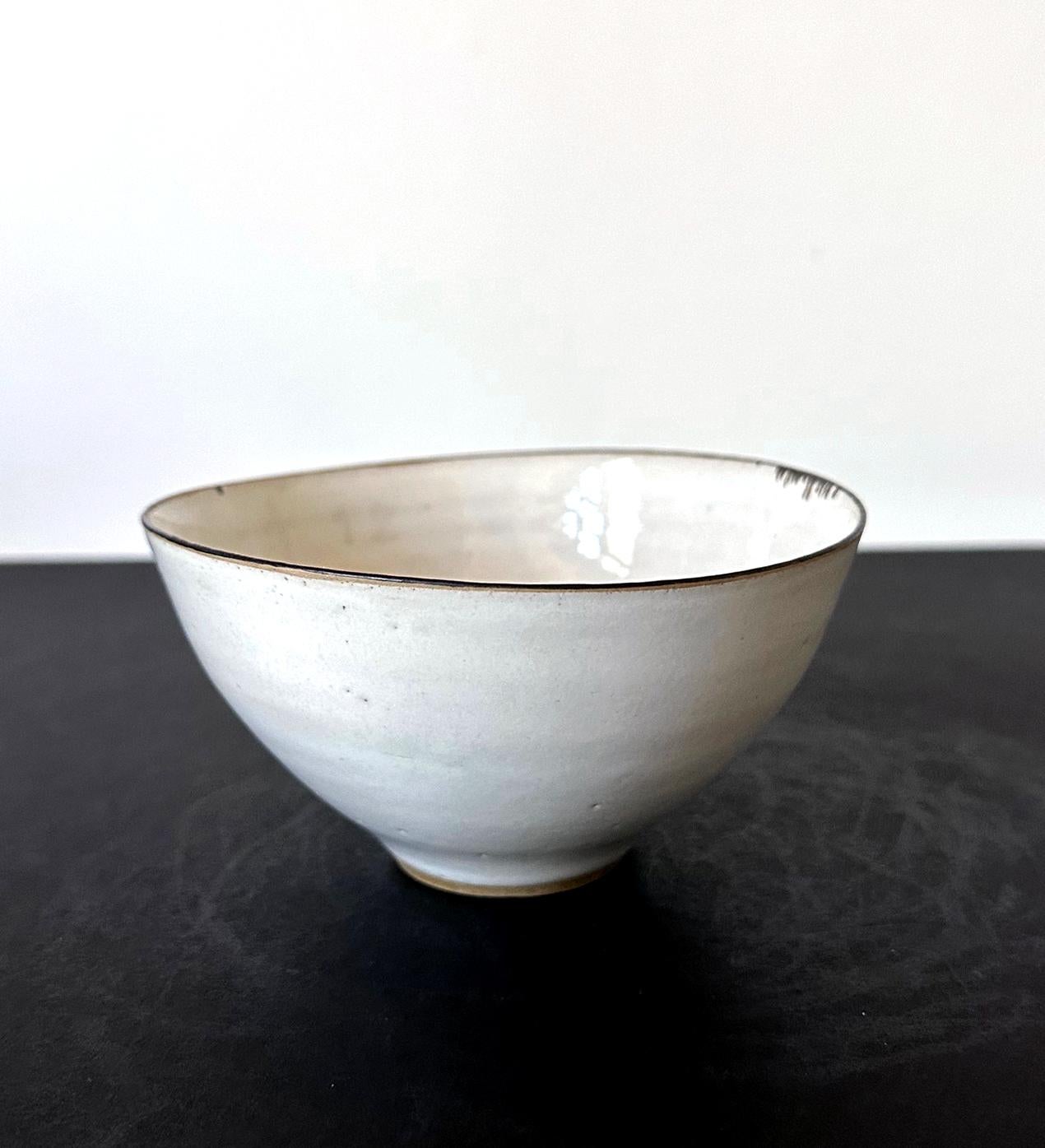 Cuenco de cerámica del Estudio Británico con esmalte de magnesio Lucie Rie en Bueno estado para la venta en Atlanta, GA