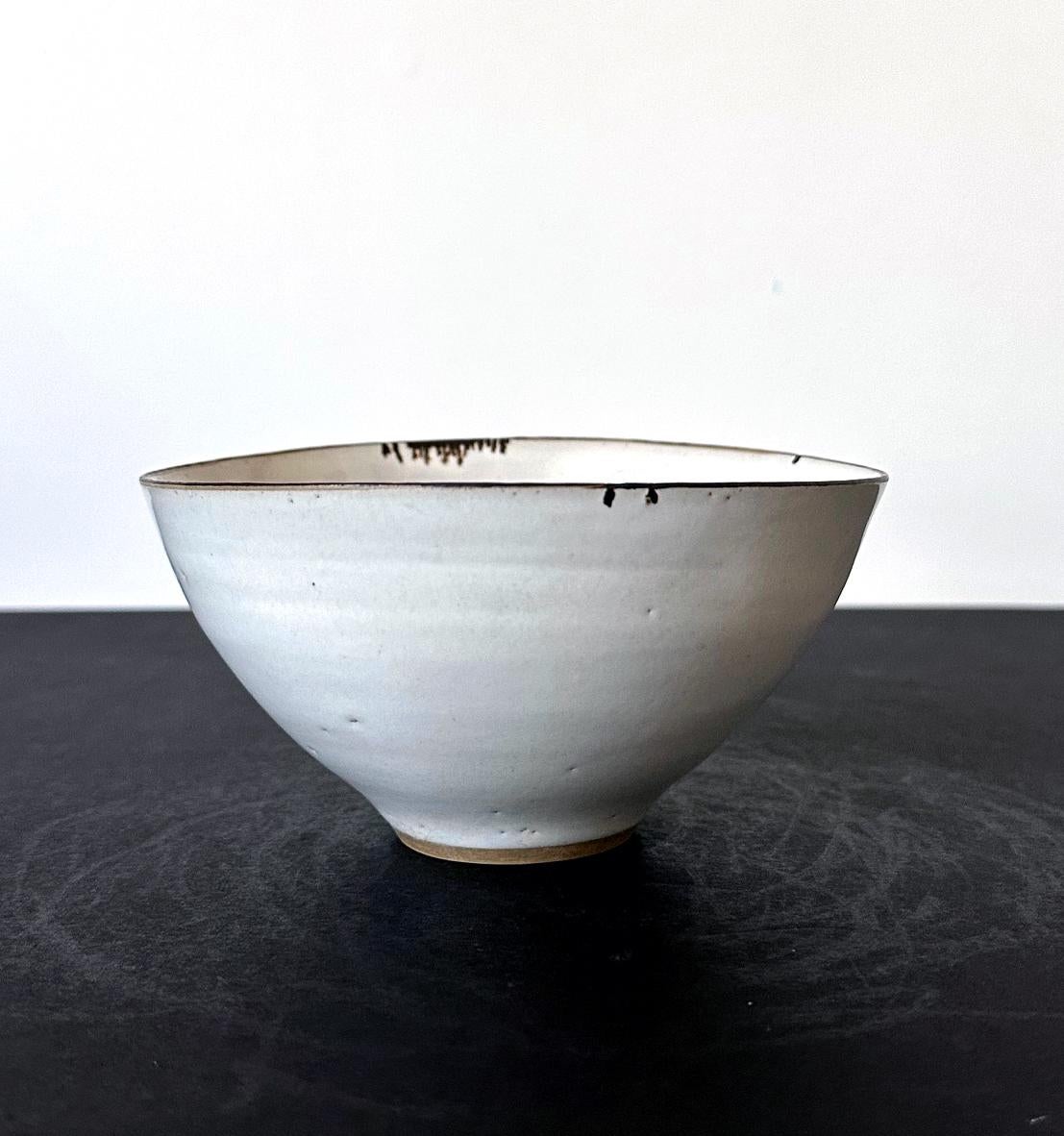 Cuenco de cerámica del Estudio Británico con esmalte de magnesio Lucie Rie mediados del siglo XX en venta