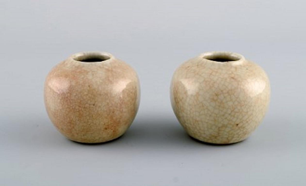British studio ceramist. Six vases in glazed ceramics. 1980s.
Largest measures: 26.5 x 8 cm.
In excellent condition.
Signed: AS.