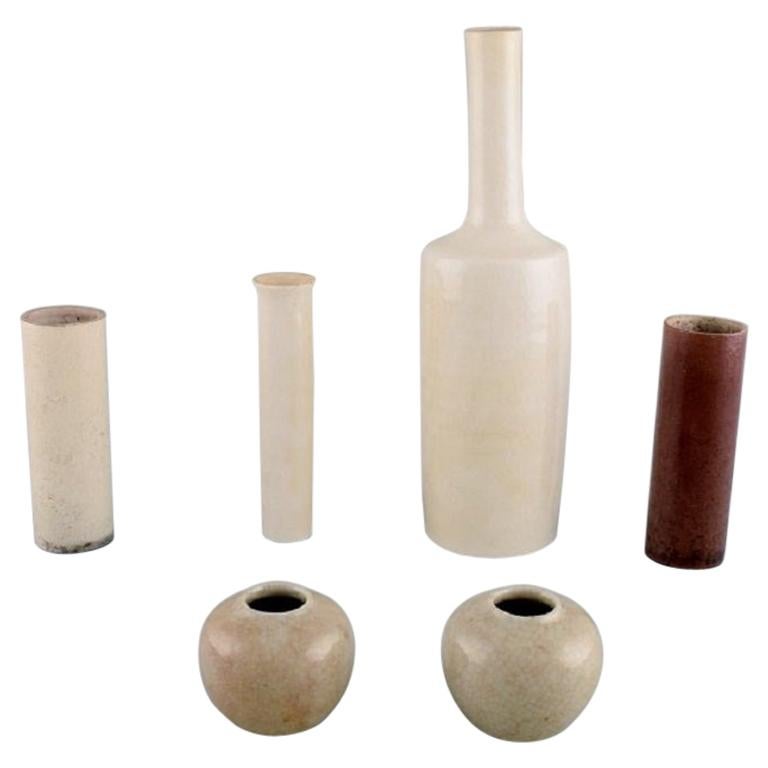 Britischer Studio-Keramikmeister, sechs Vasen aus glasierter Keramik, 1980er Jahre
