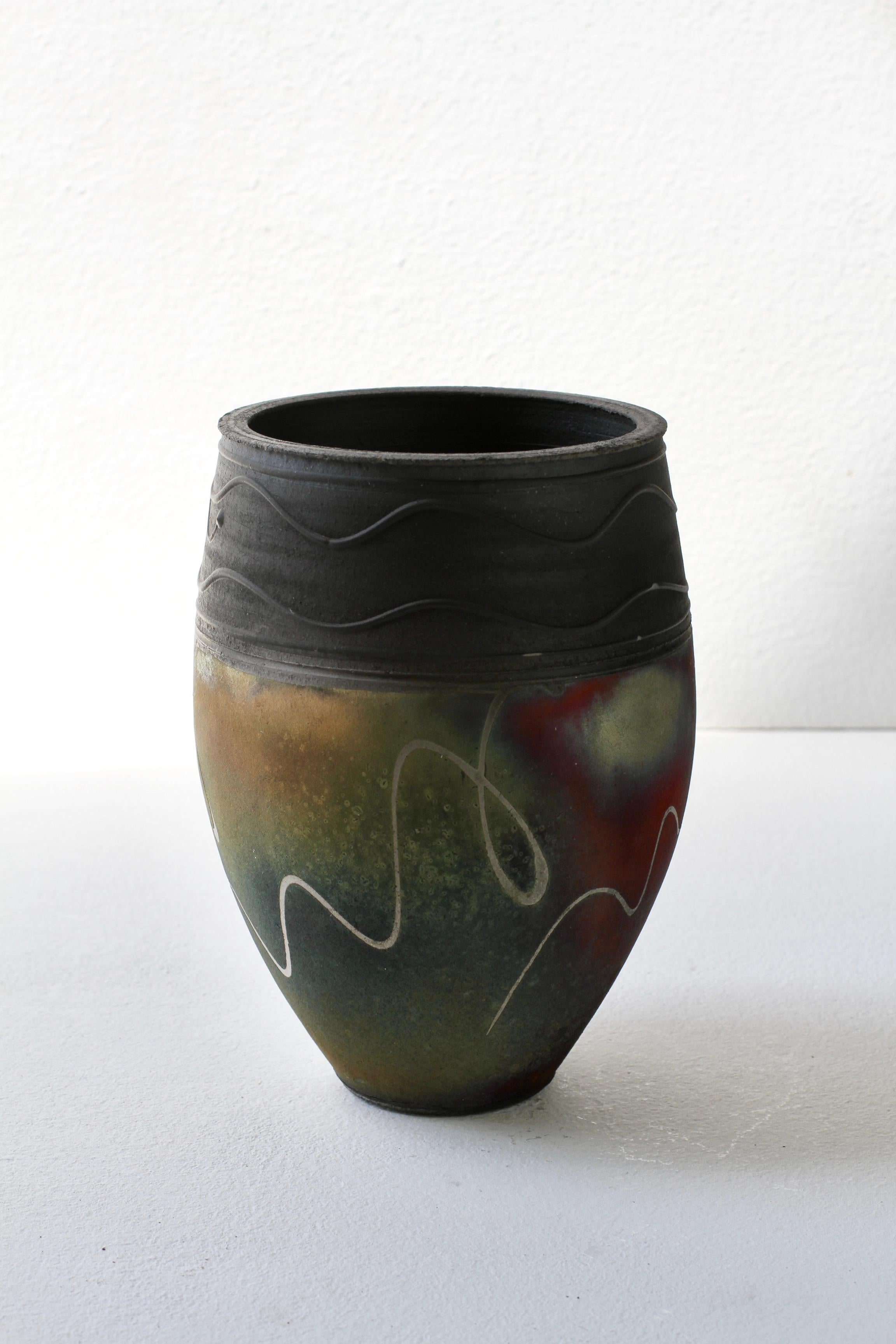 Vaso o recipiente Raku British Studio Pottery Pink, Red & Green di John Johns, 1996 in vendita 2