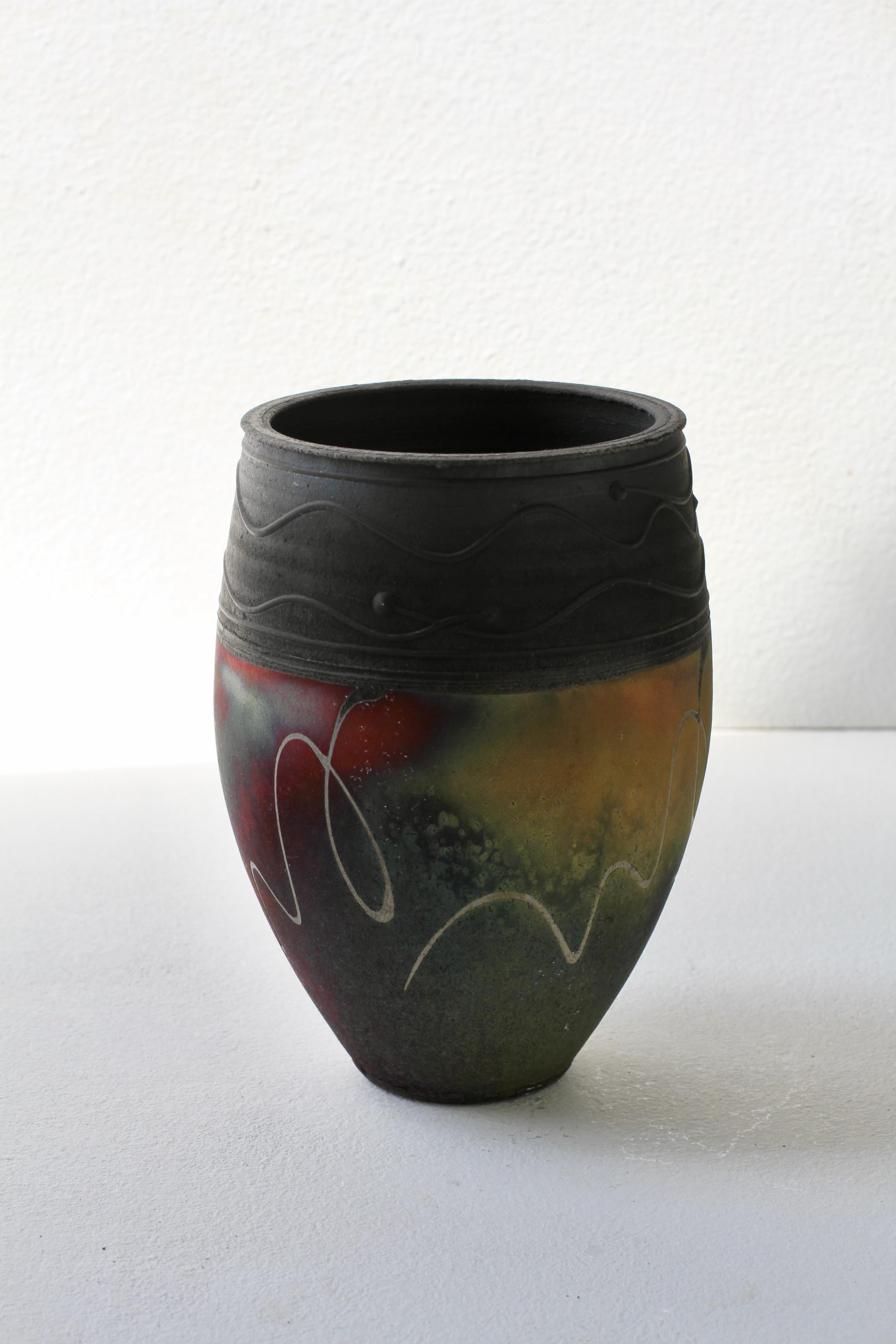 Vaso o recipiente Raku British Studio Pottery Pink, Red & Green di John Johns, 1996 in vendita 3
