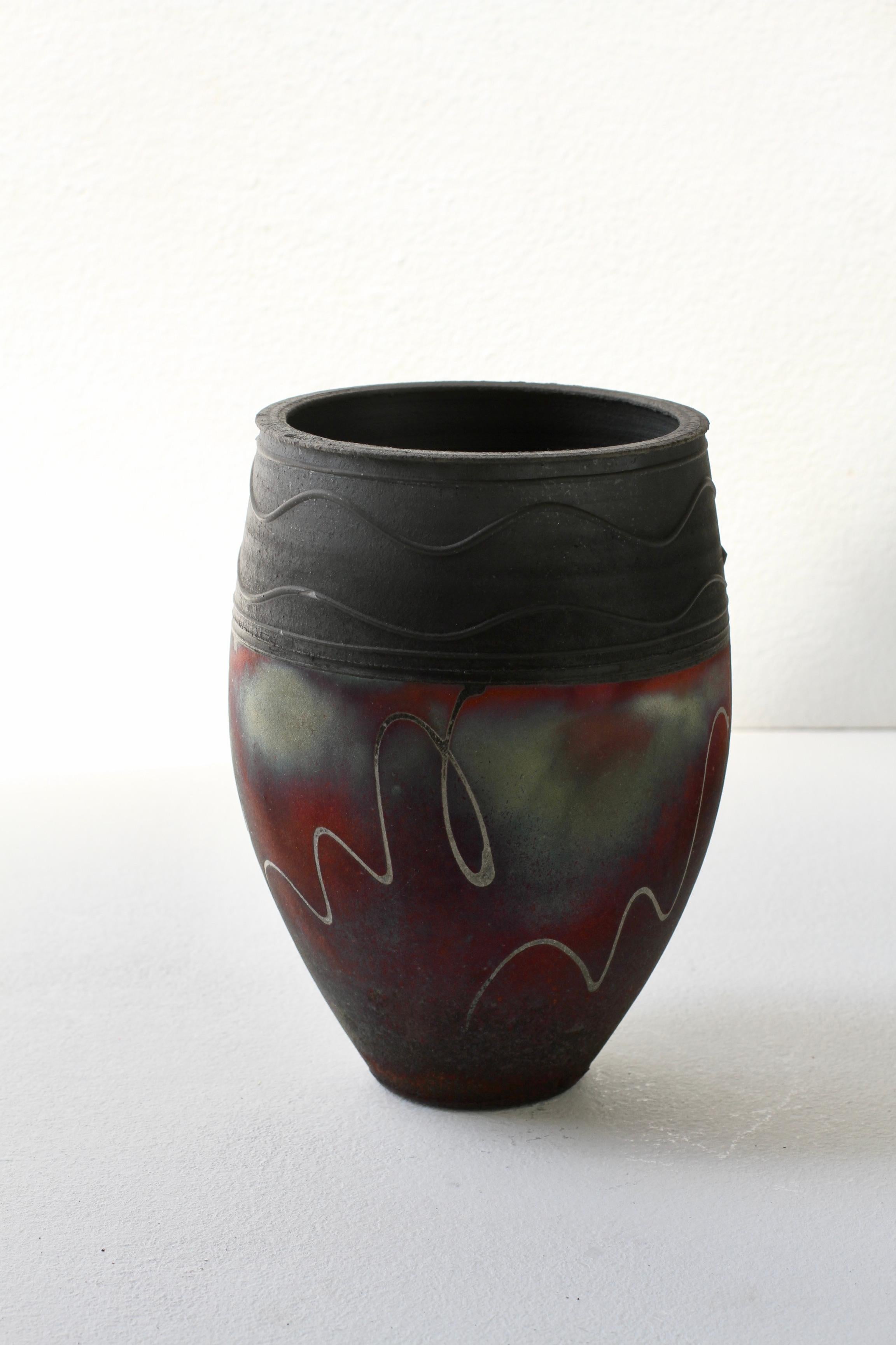 Vaso o recipiente Raku British Studio Pottery Pink, Red & Green di John Johns, 1996 in vendita 4