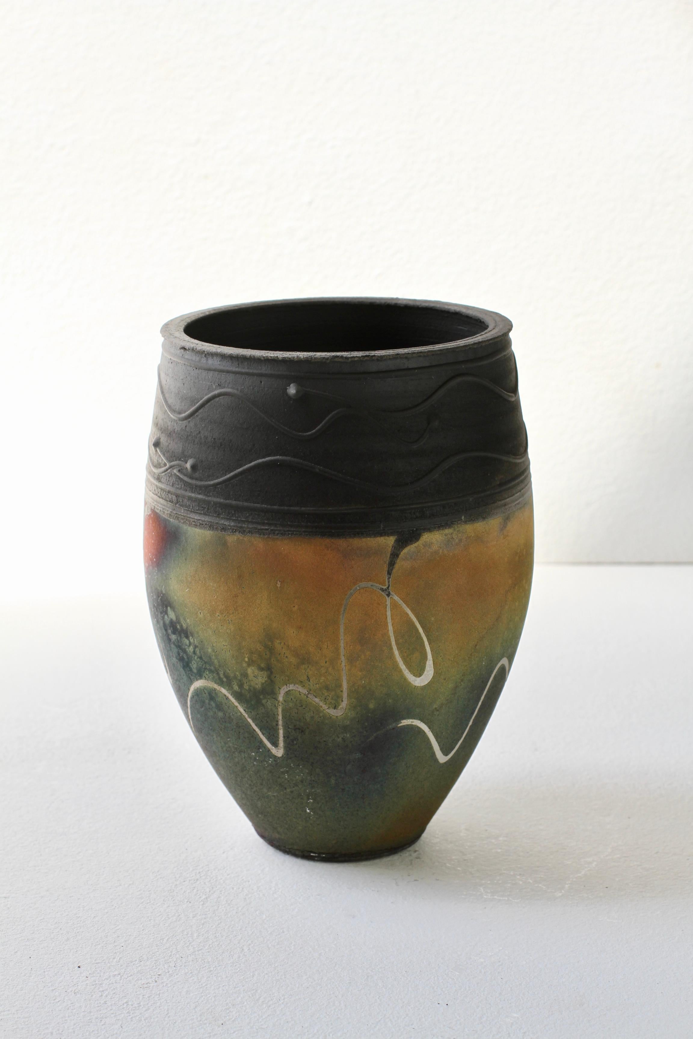 Vaso o recipiente Raku British Studio Pottery Pink, Red & Green di John Johns, 1996 in vendita 7