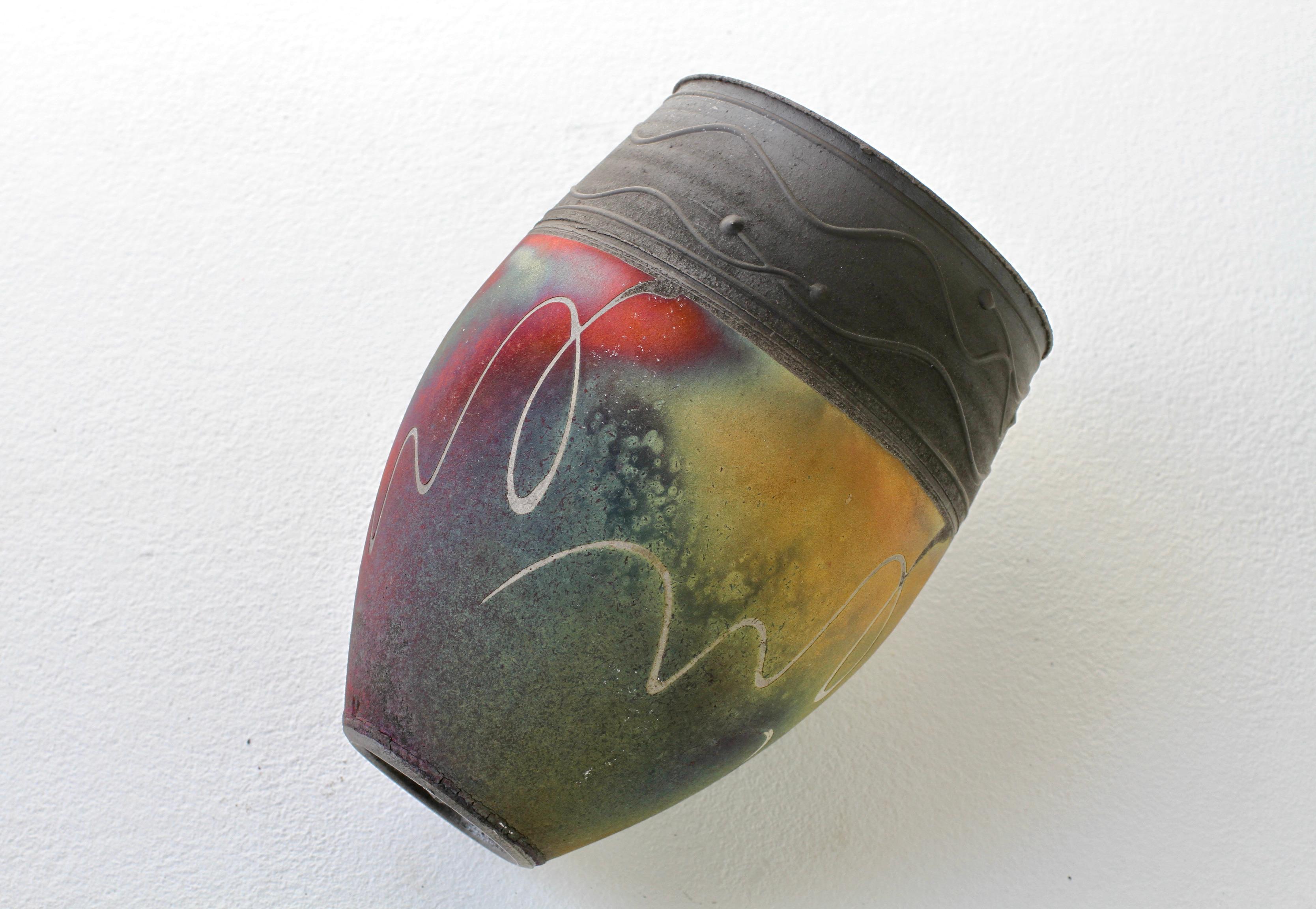 Vaso o recipiente Raku British Studio Pottery Pink, Red & Green di John Johns, 1996 in vendita 8