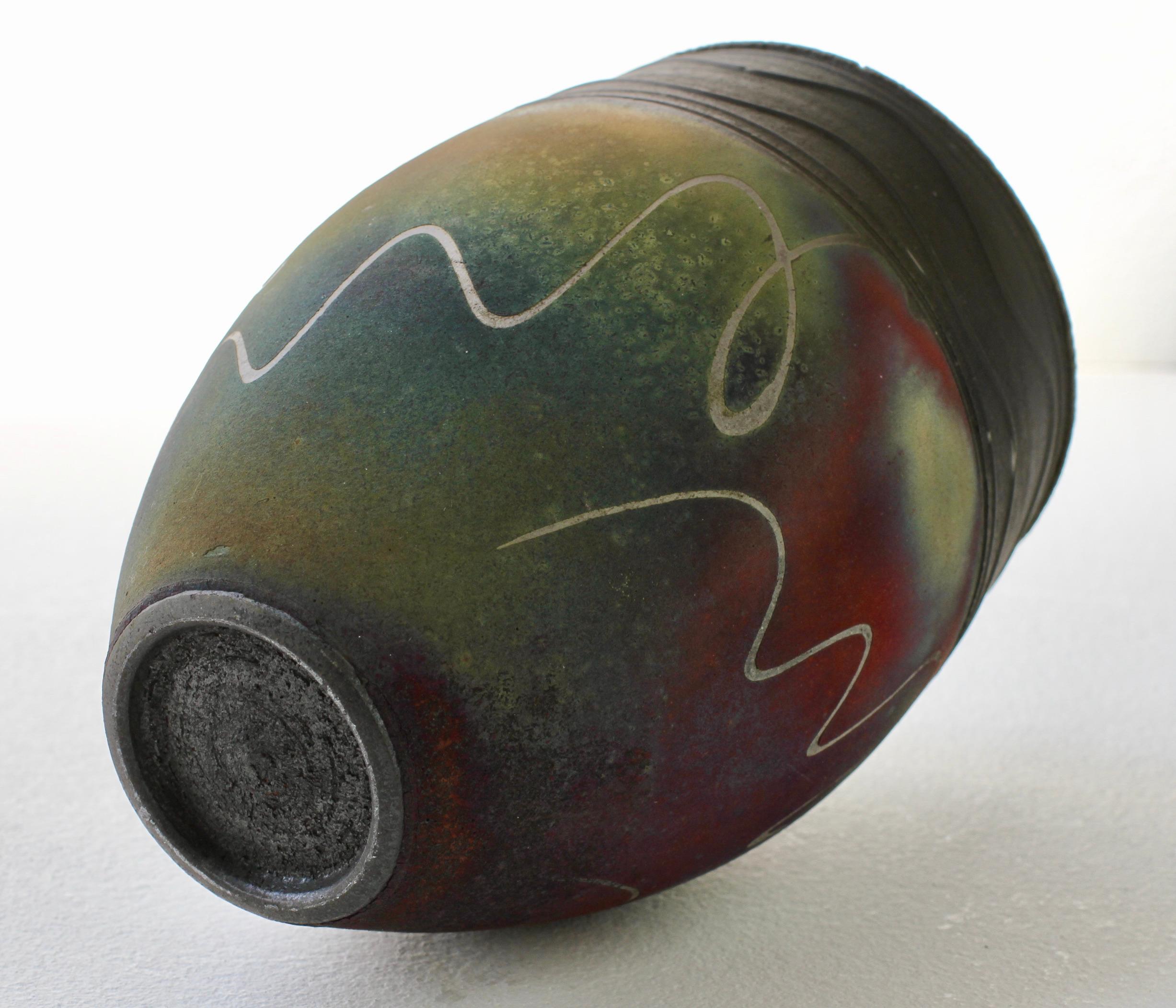 Vaso o recipiente Raku British Studio Pottery Pink, Red & Green di John Johns, 1996 in vendita 10