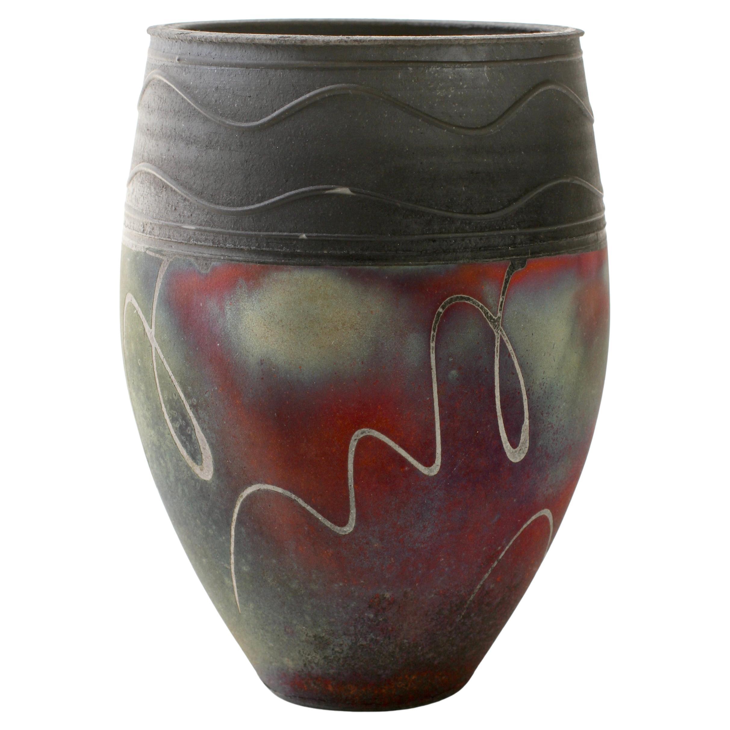 Delizioso vaso vintage contemporaneo British European Modern di John Wheeldon del 1996 circa. Bellissimo pezzo di ceramica Raku con gli splendidi colori verde erba, giallo ocra, rosso fragola, rosa e nero opaco con un'incisione (sgraffito) a forma