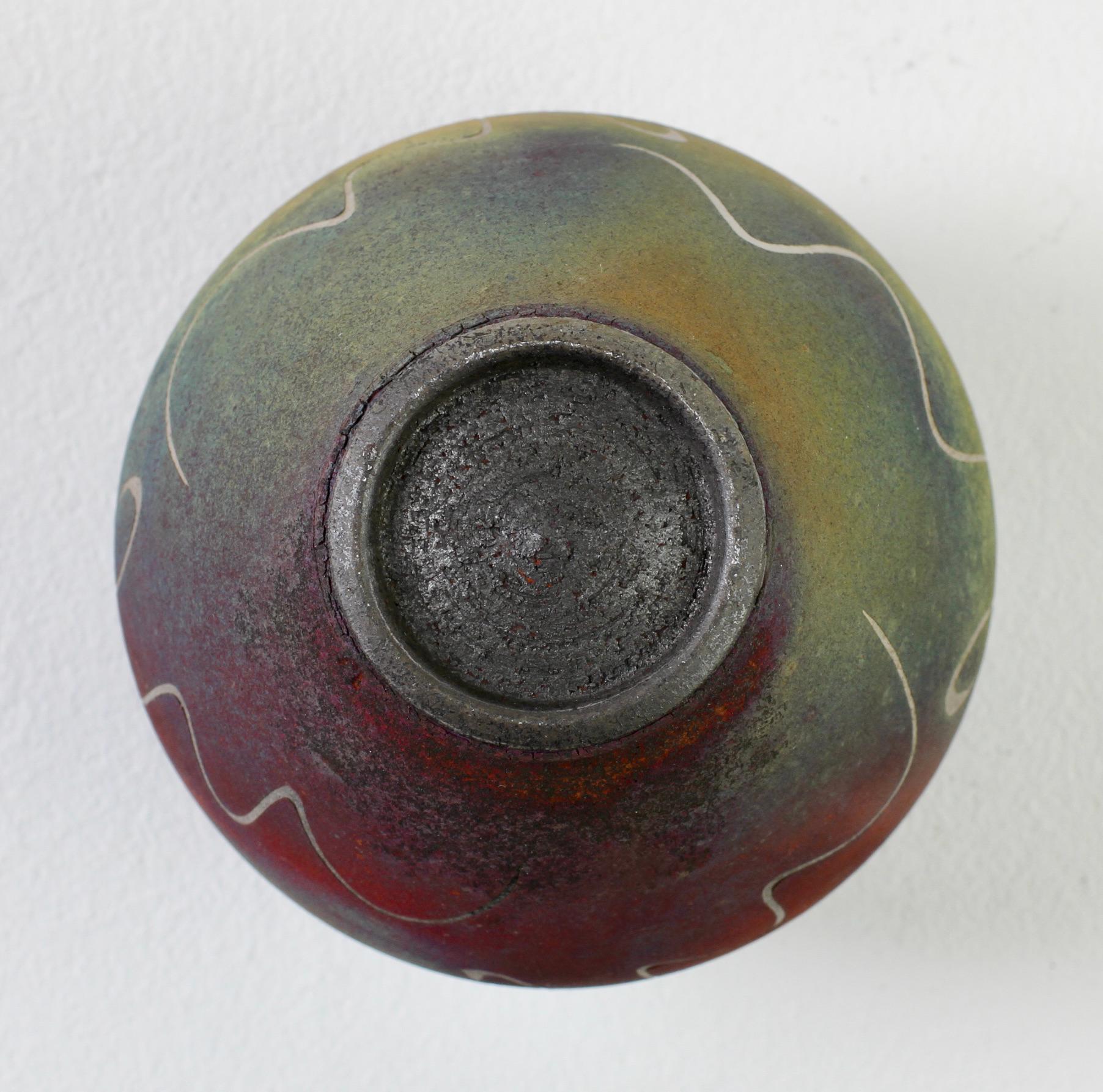 Vaso o recipiente Raku British Studio Pottery Pink, Red & Green di John Johns, 1996 in vendita 12