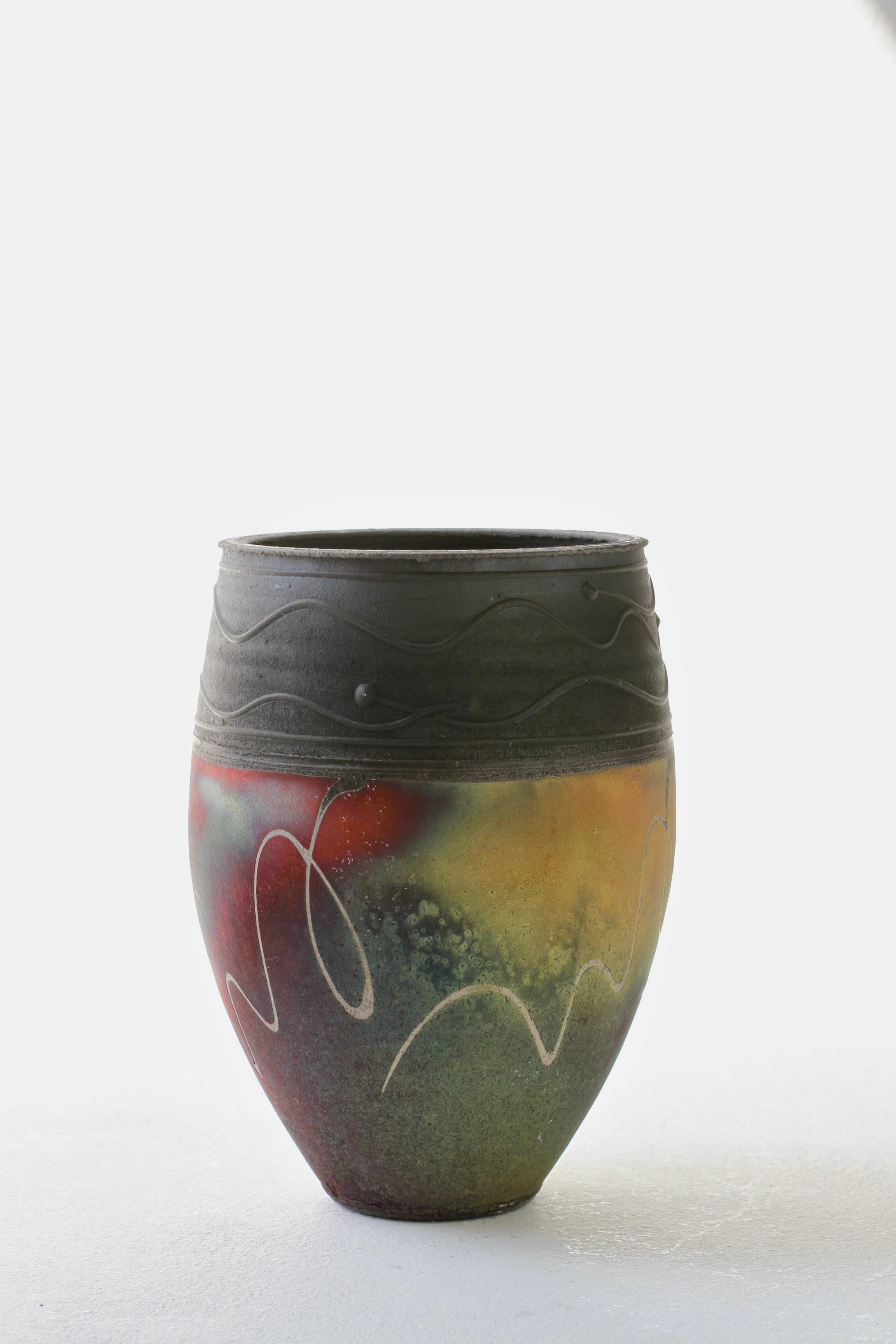 Mid-Century moderno Vaso o recipiente Raku British Studio Pottery Pink, Red & Green di John Johns, 1996 in vendita