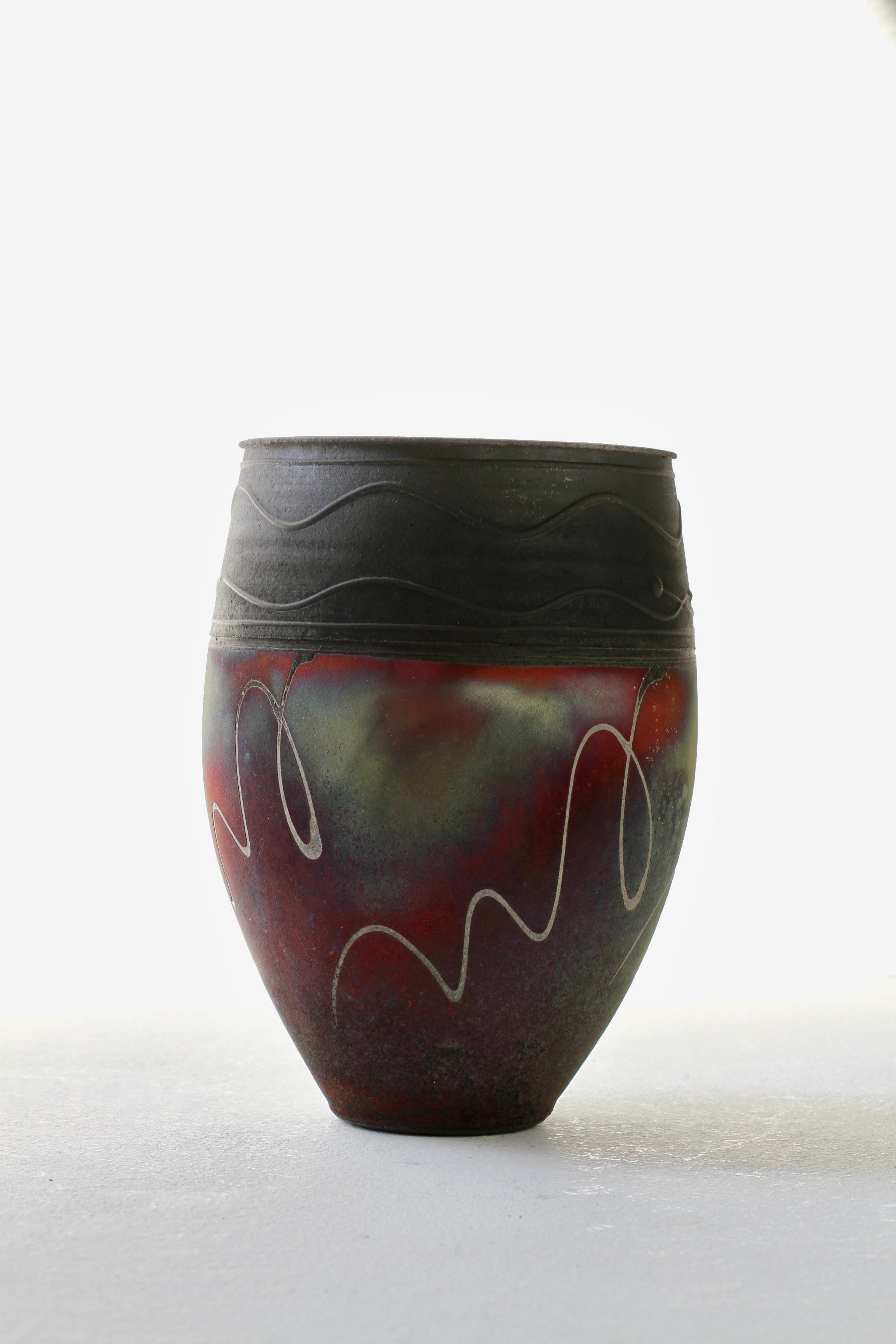 Britannico Vaso o recipiente Raku British Studio Pottery Pink, Red & Green di John Johns, 1996 in vendita