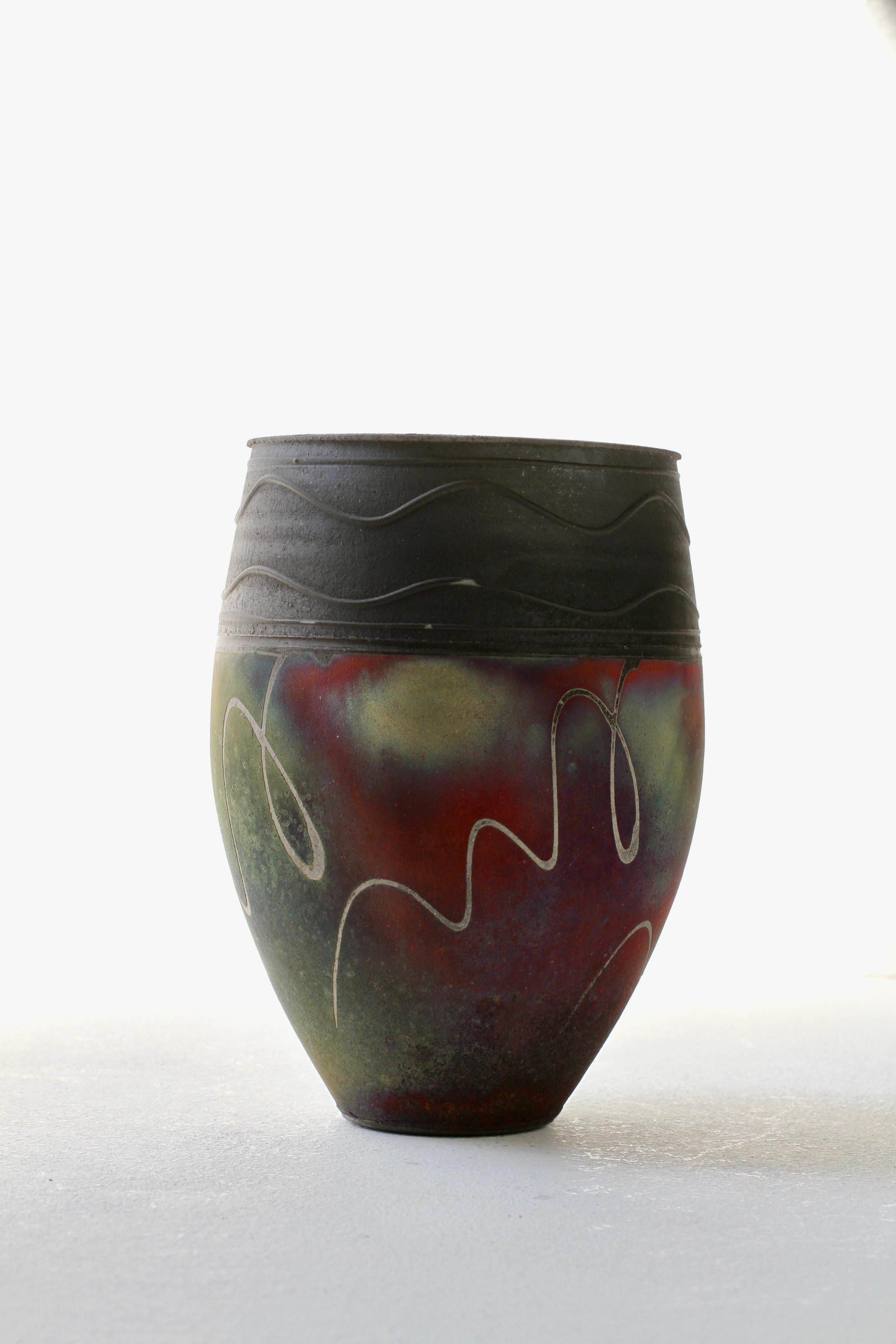 Vaso o recipiente Raku British Studio Pottery Pink, Red & Green di John Johns, 1996 In condizioni discrete in vendita a Landau an der Isar, Bayern