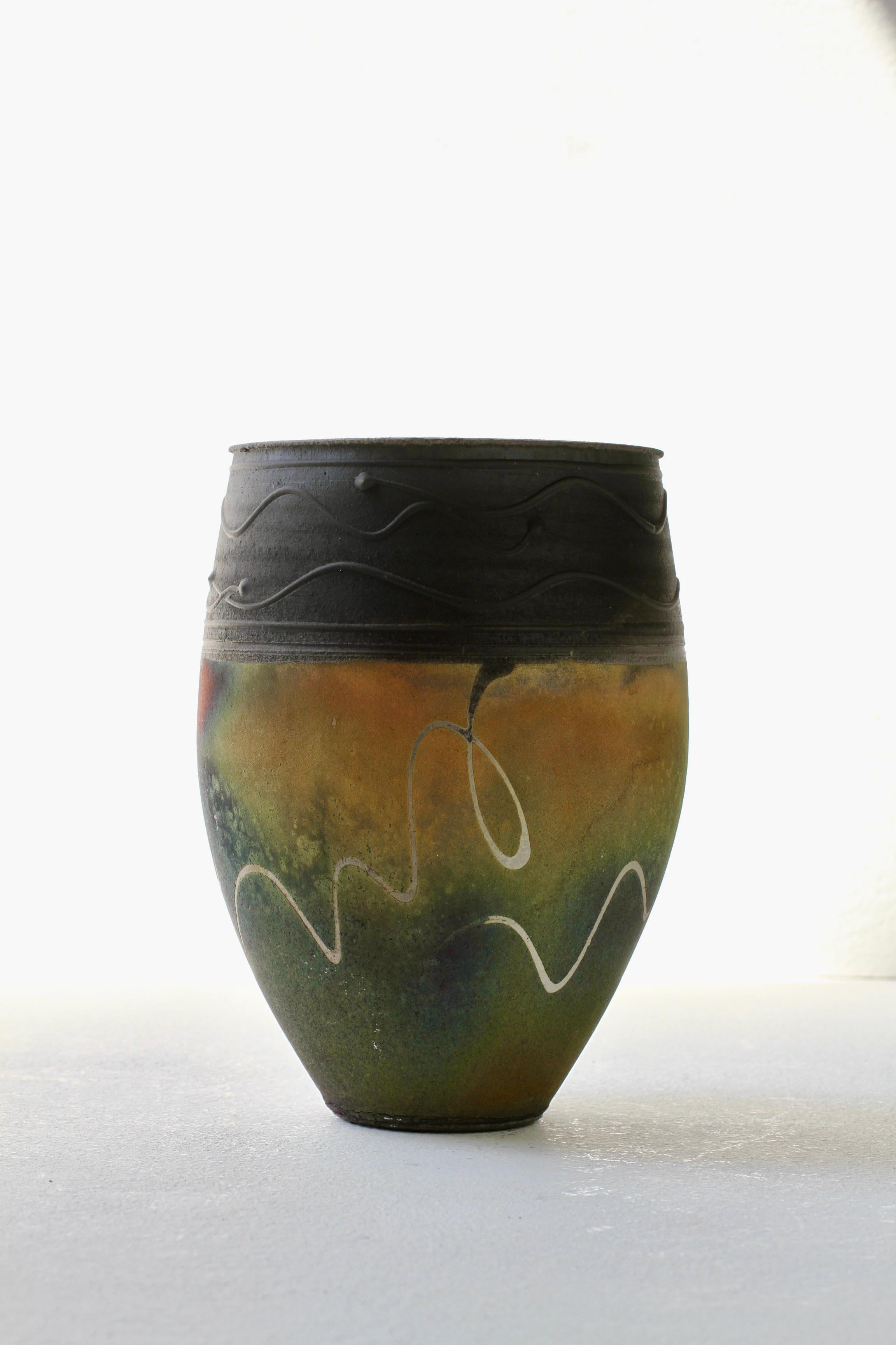 XX secolo Vaso o recipiente Raku British Studio Pottery Pink, Red & Green di John Johns, 1996 in vendita