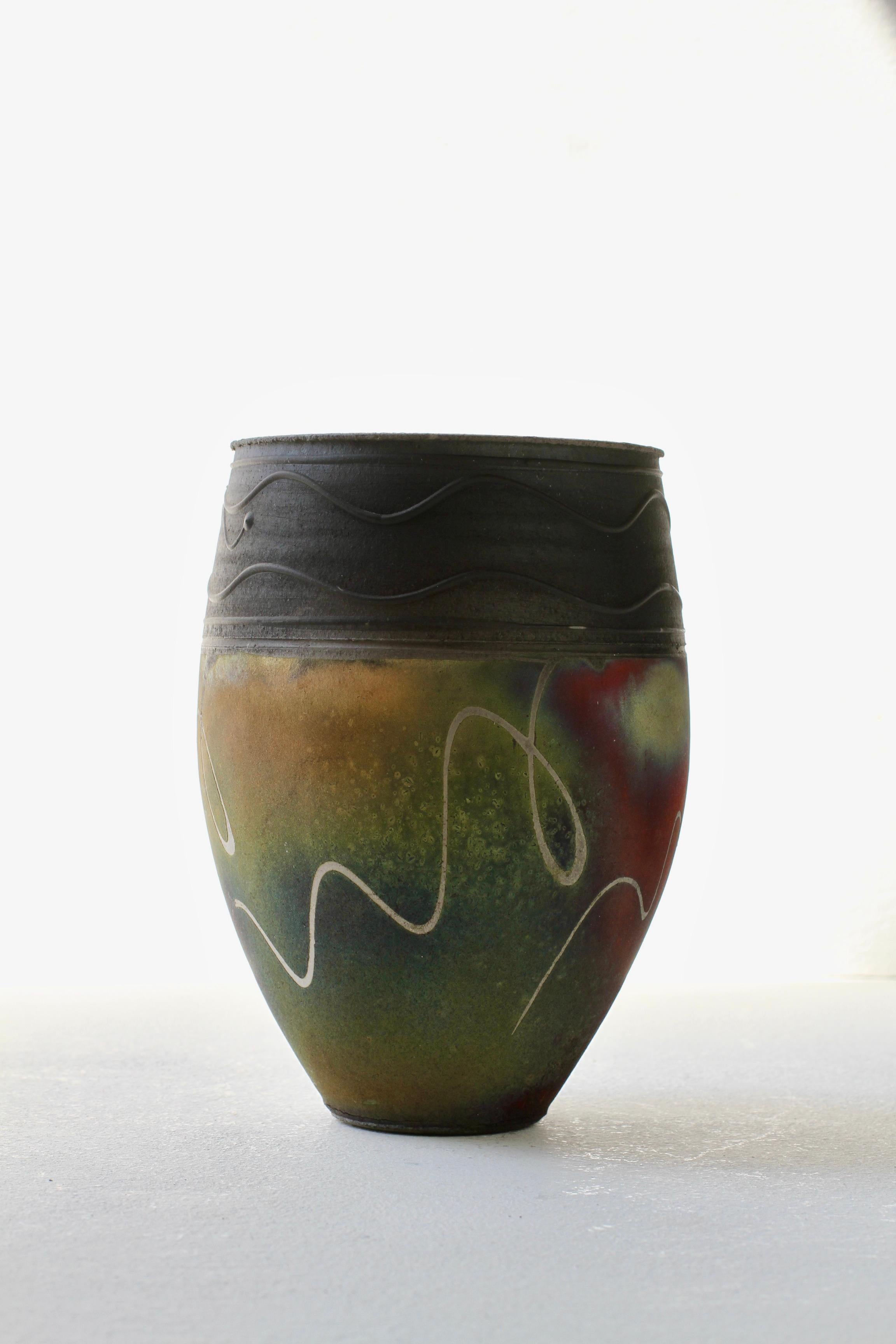 Ceramica Vaso o recipiente Raku British Studio Pottery Pink, Red & Green di John Johns, 1996 in vendita