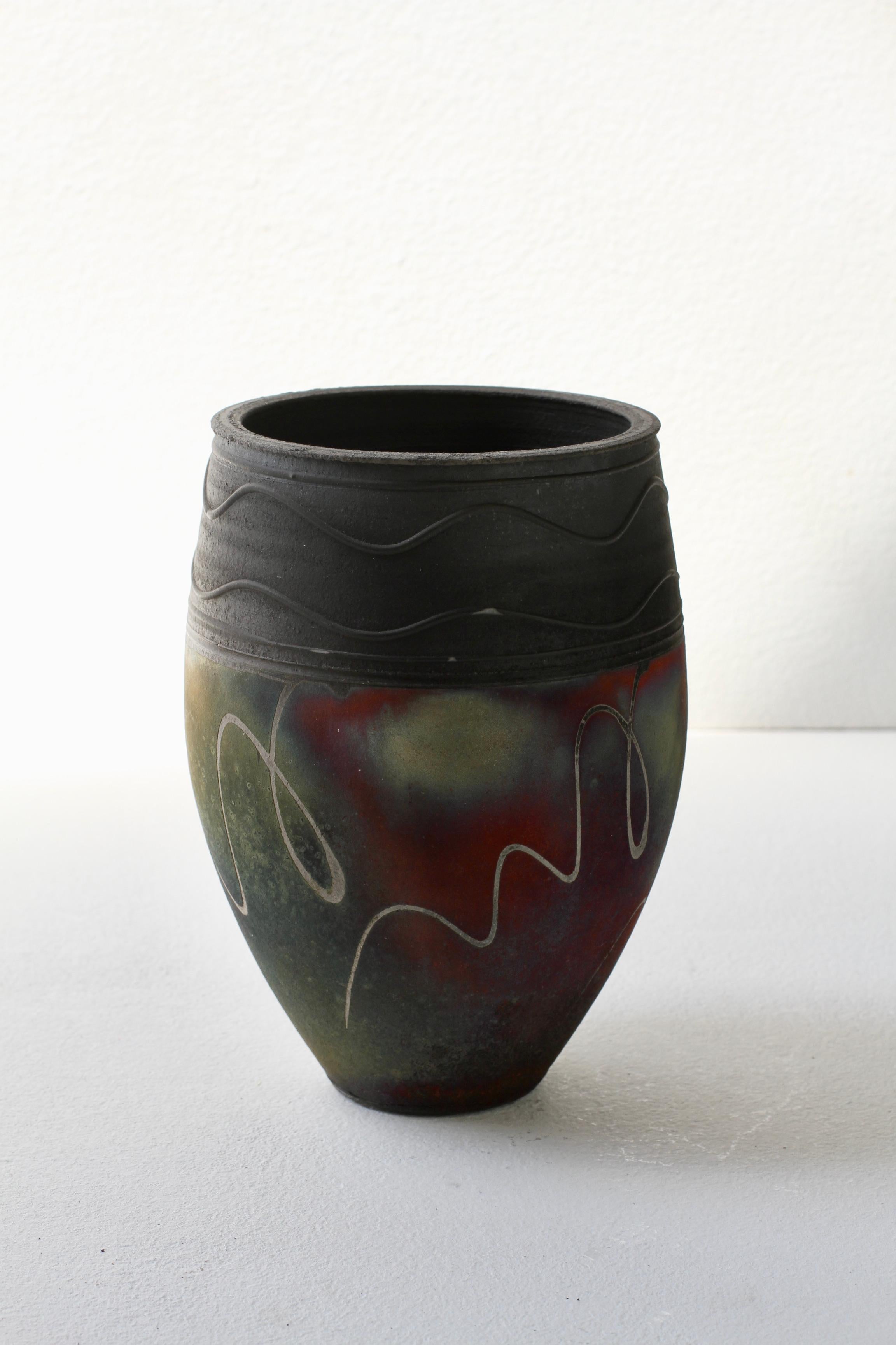 Vaso o recipiente Raku British Studio Pottery Pink, Red & Green di John Johns, 1996 in vendita 1