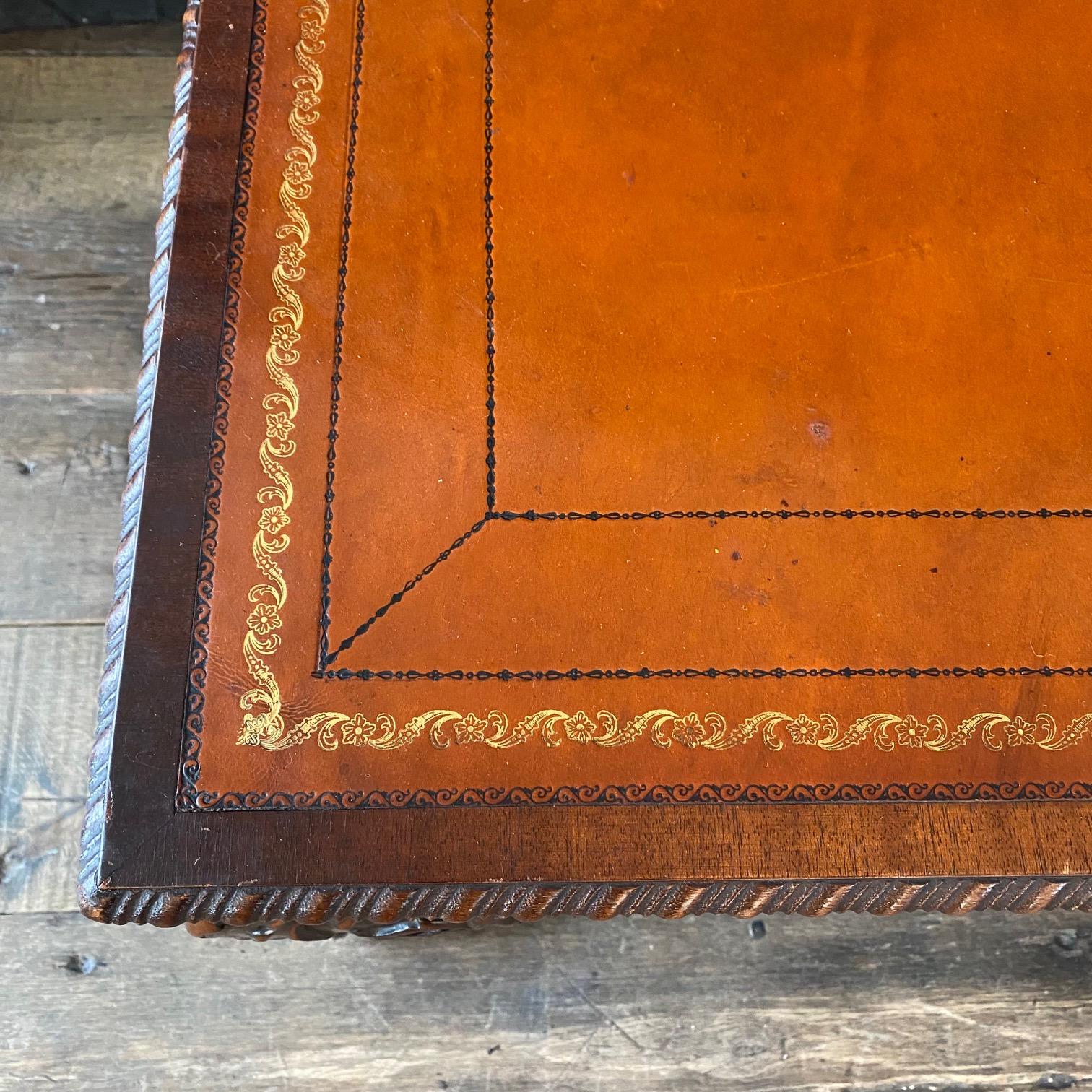 Magnifique table basse classique avec un beau plateau en cuir gaufré de couleur rouille dans le style boule et griffe britannique. 
#5876

