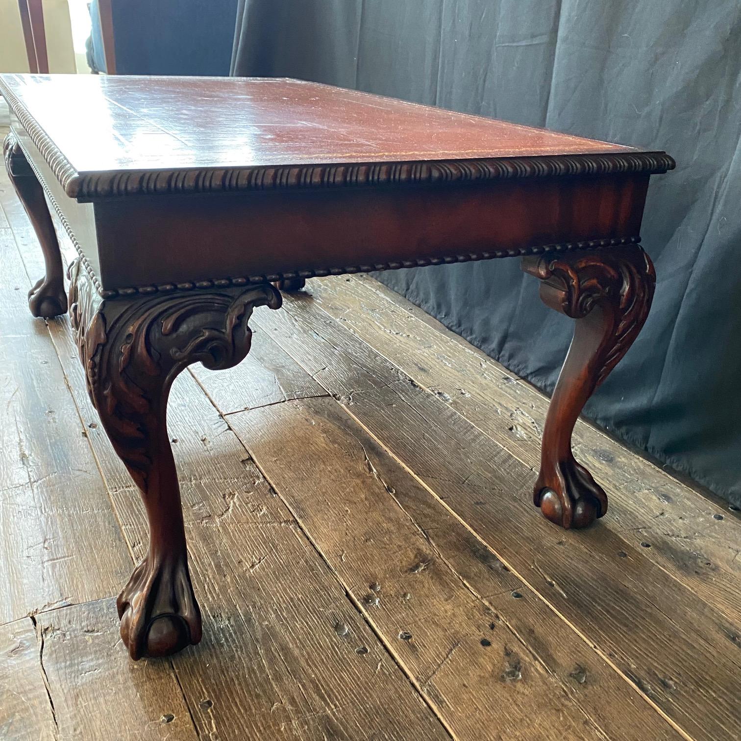 Chippendale  Table basse de style britannique en acajou avec pieds en forme de boule et de griffe et plateau en cuir gaufré en vente