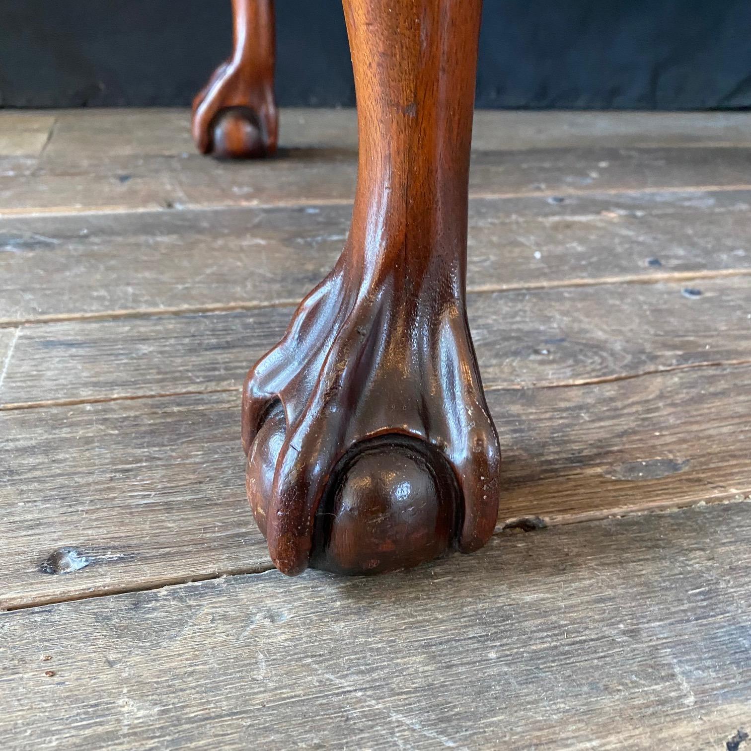 Américain  Table basse de style britannique en acajou avec pieds en forme de boule et de griffe et plateau en cuir gaufré en vente