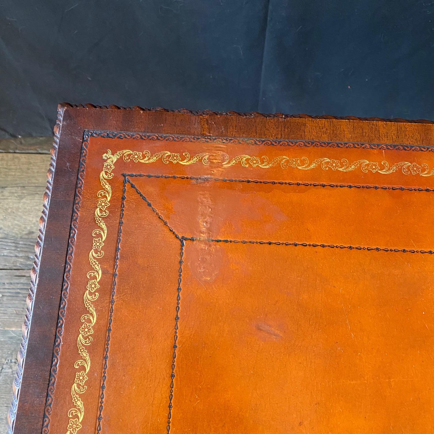 Milieu du XXe siècle  Table basse de style britannique en acajou avec pieds en forme de boule et de griffe et plateau en cuir gaufré en vente
