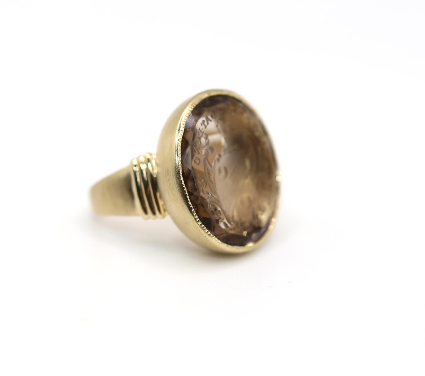 Antique British Anello Signet con topazio  Oro 14 K.  Motto 