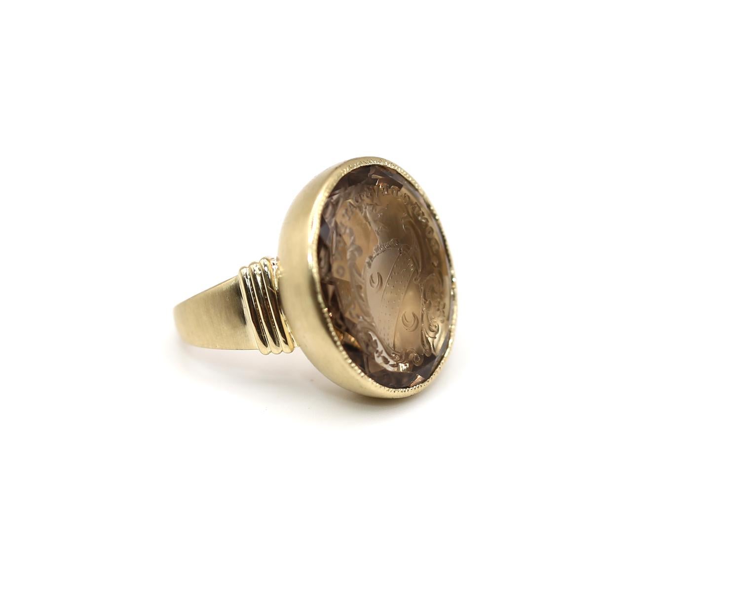 Anello con sigillo in oro 14K di Topazio Britannico Motto Donec Devs Dat Dono, 1890 in vendita 4