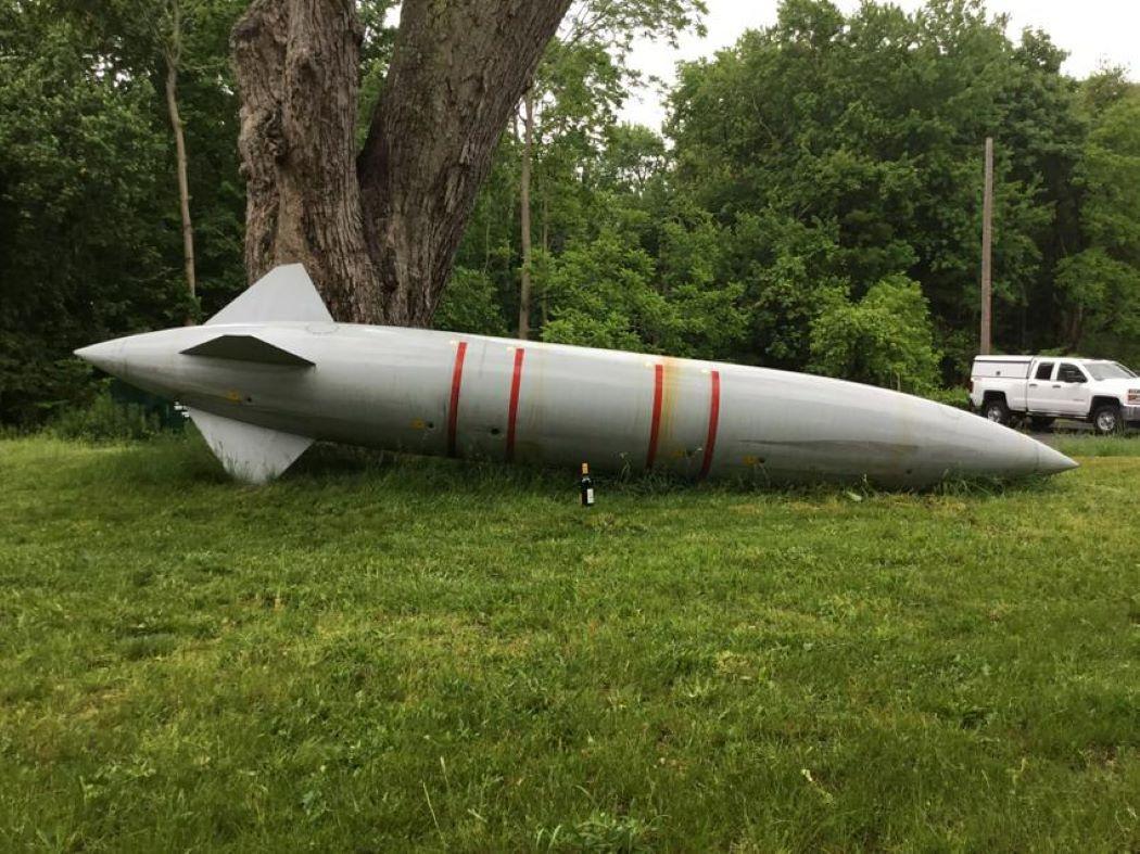Réservoir de carburant central de l'avion de chasse britannique Tornado.  Incroyable relique militaire, c'est la  Le centre de largage du réservoir d'un avion de chasse britannique.  Vingt-deux pieds de long et 56 pouces de large  diamètre.
