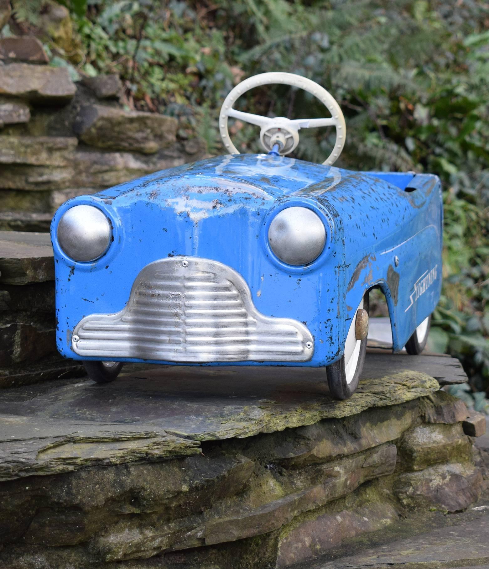 Il s'agit d'une excellente occasion d'acquérir une voiture à pédales pour enfants Triang Lightning totalement authentique. Produite dans les années 1950 et dotée d'une suspension modifiée, cette voiture a fait l'objet d'une restauration complète