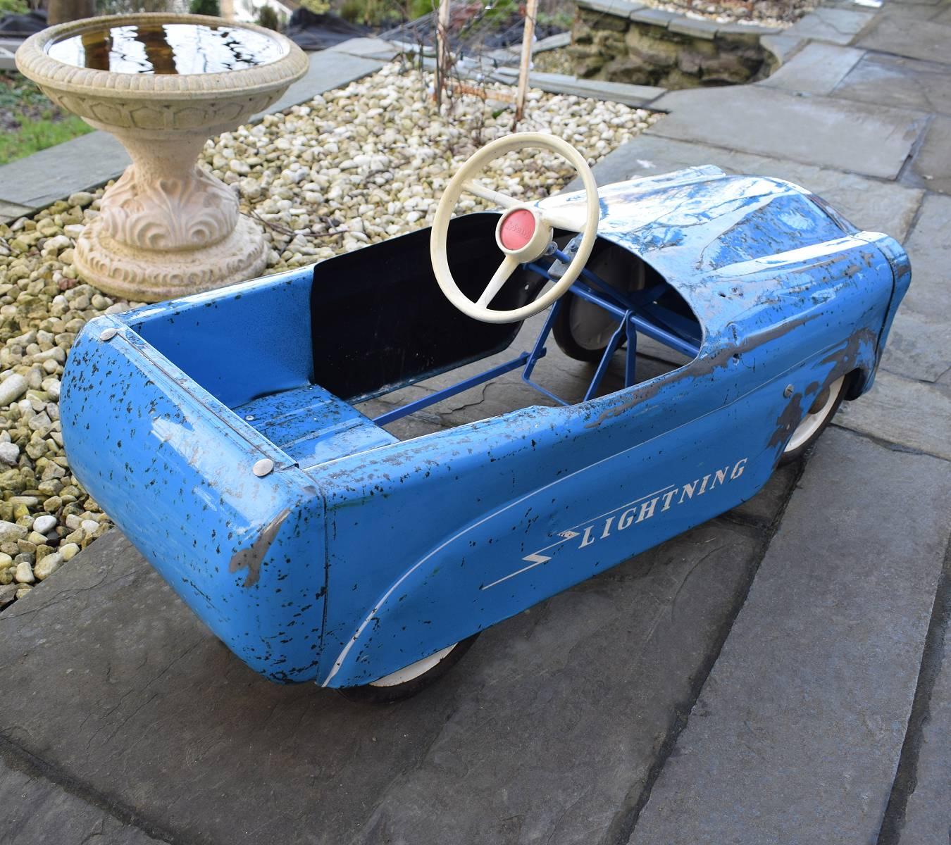 Voiture à pédales pour enfants des années 1950 de marque British Triang 